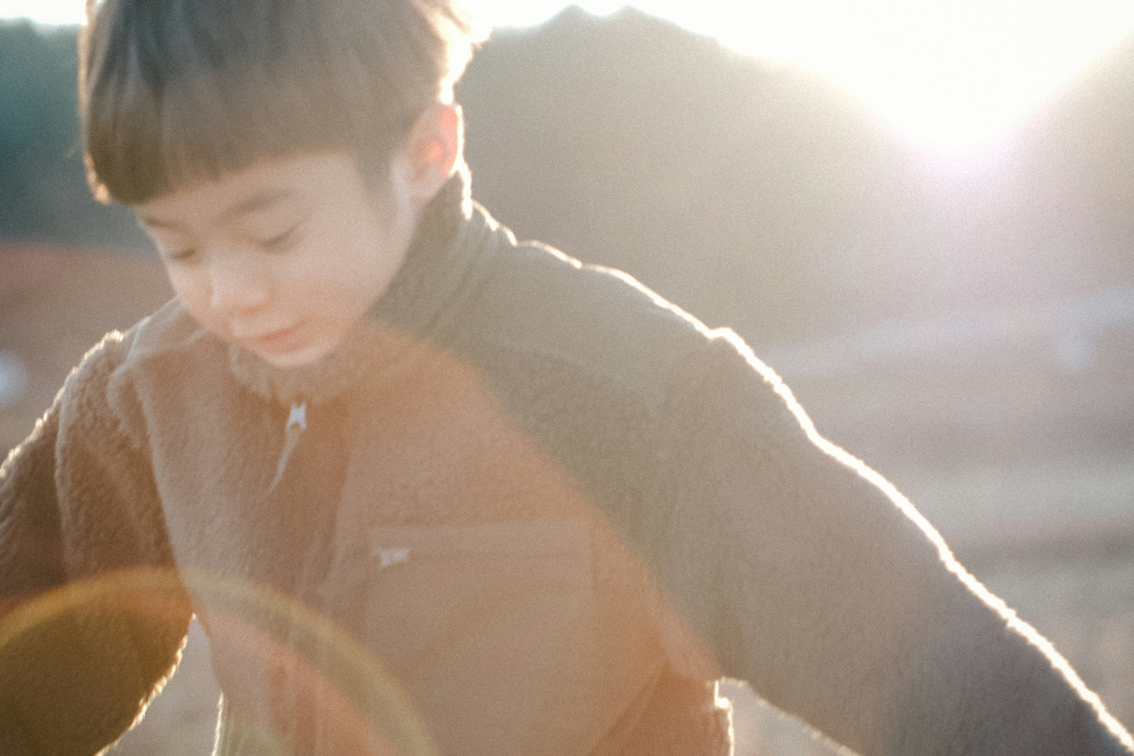 Un niño jugando a la luz del sol con un fondo borroso