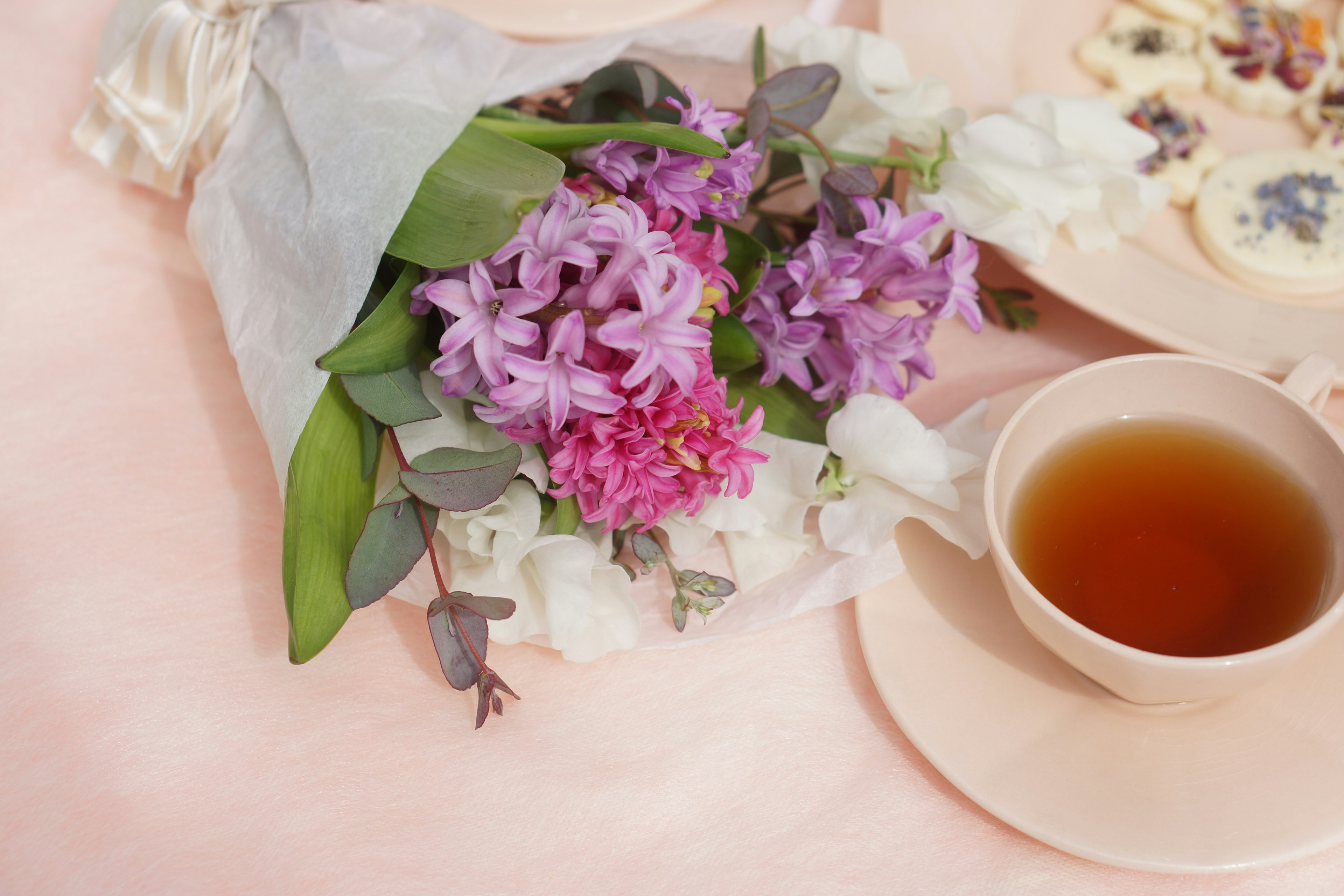 Una bella impostazione della tavola con un bouquet colorato e una tazza di tè