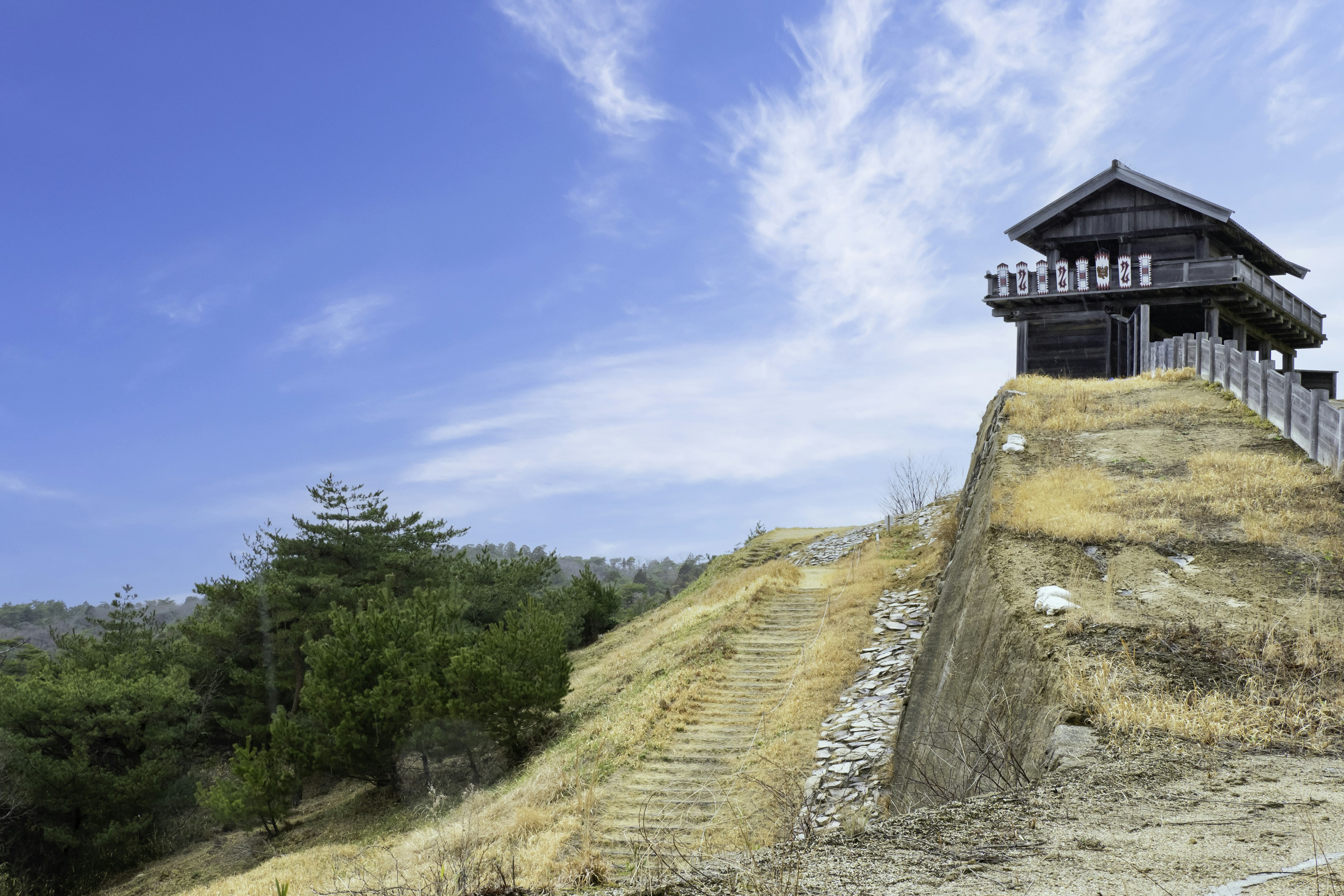 Torre de un castillo antiguo con un cielo azul de fondo