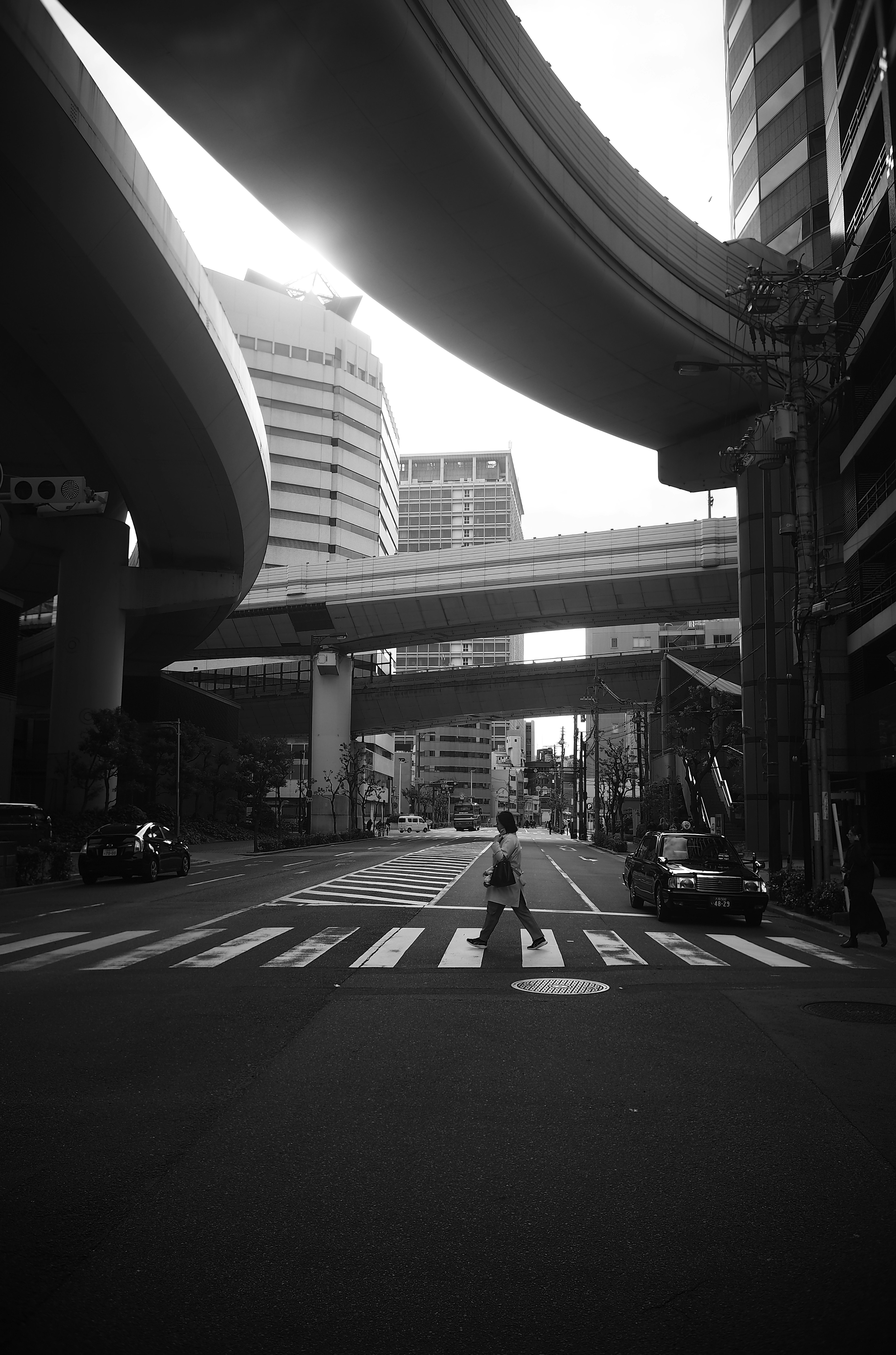 ทัศนียภาพในเมืองที่มีสะพานข้ามและอาคารที่ตัดกัน