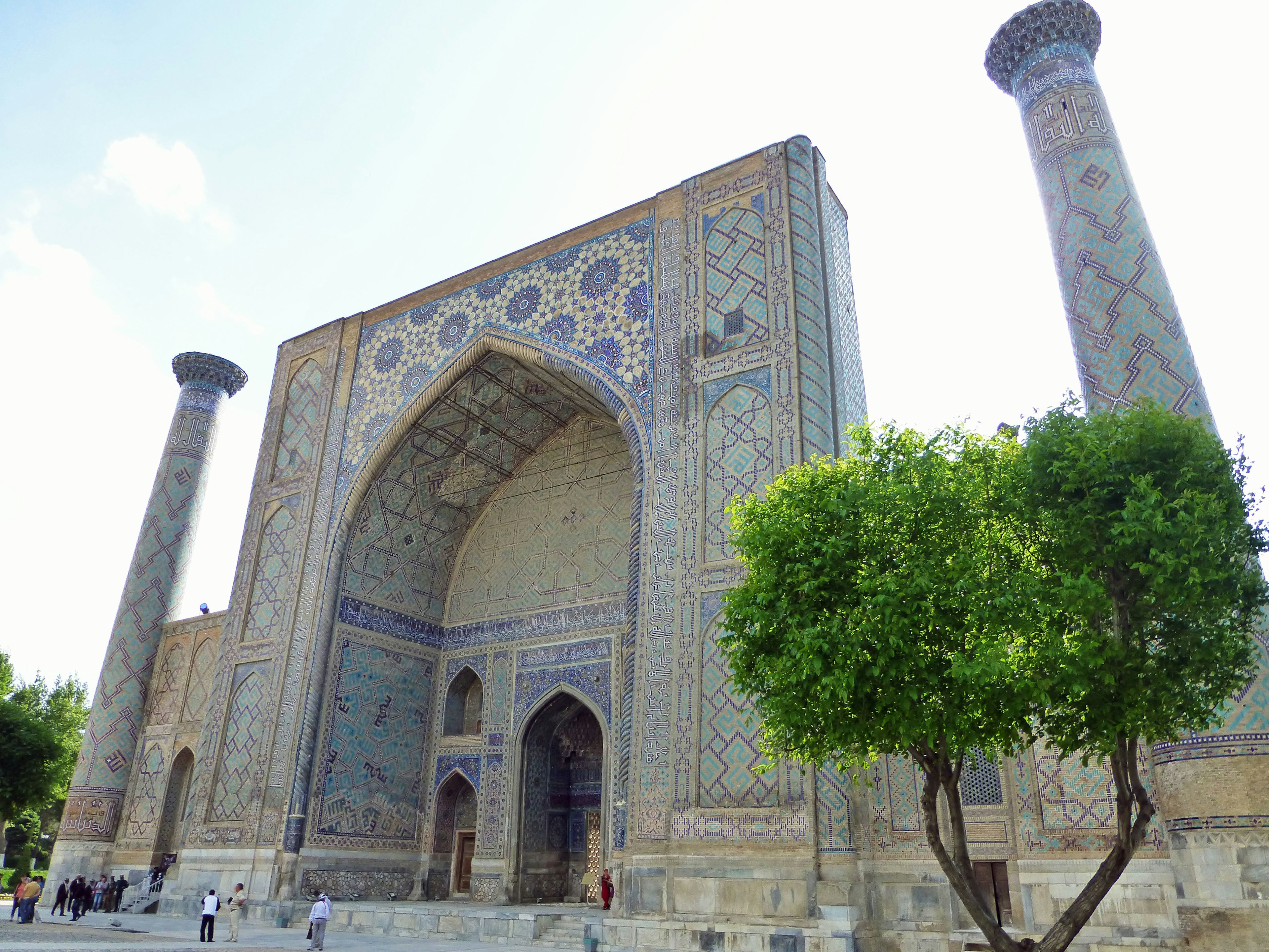 Structure architecturale grandiose avec décoration en mosaïque sur la place Registan à Samarcande