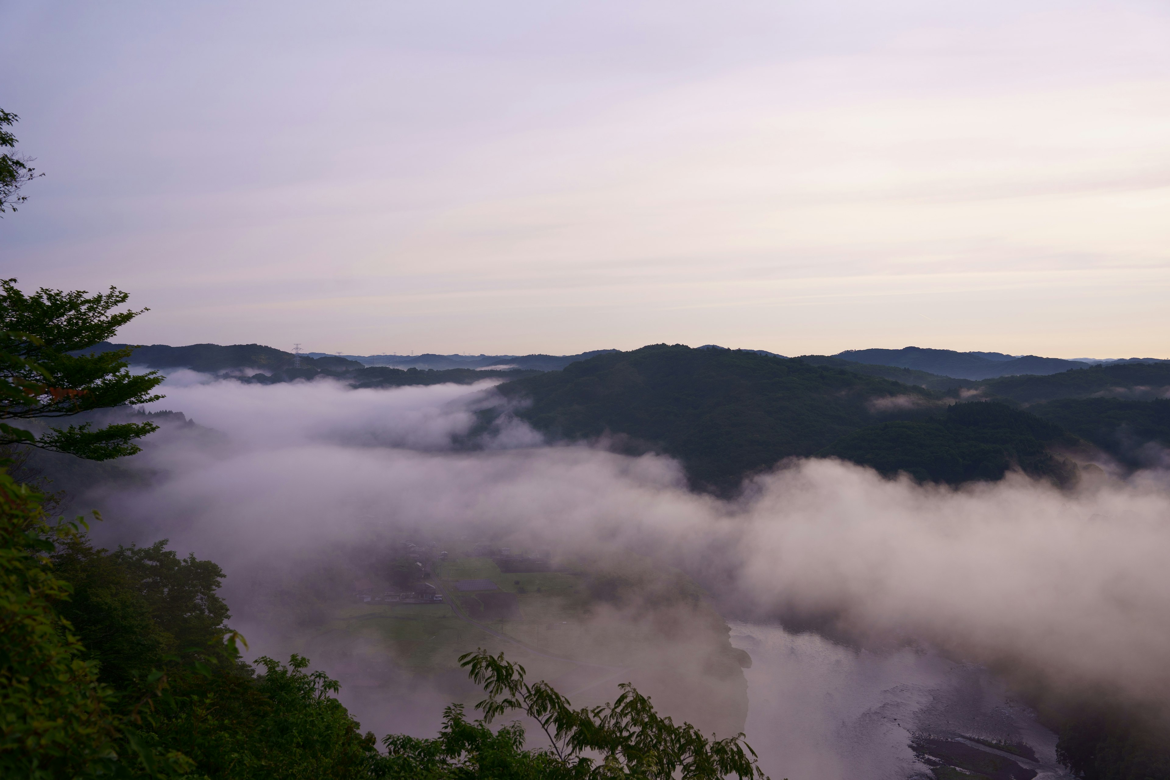 Montañas cubiertas de niebla con un cielo sereno