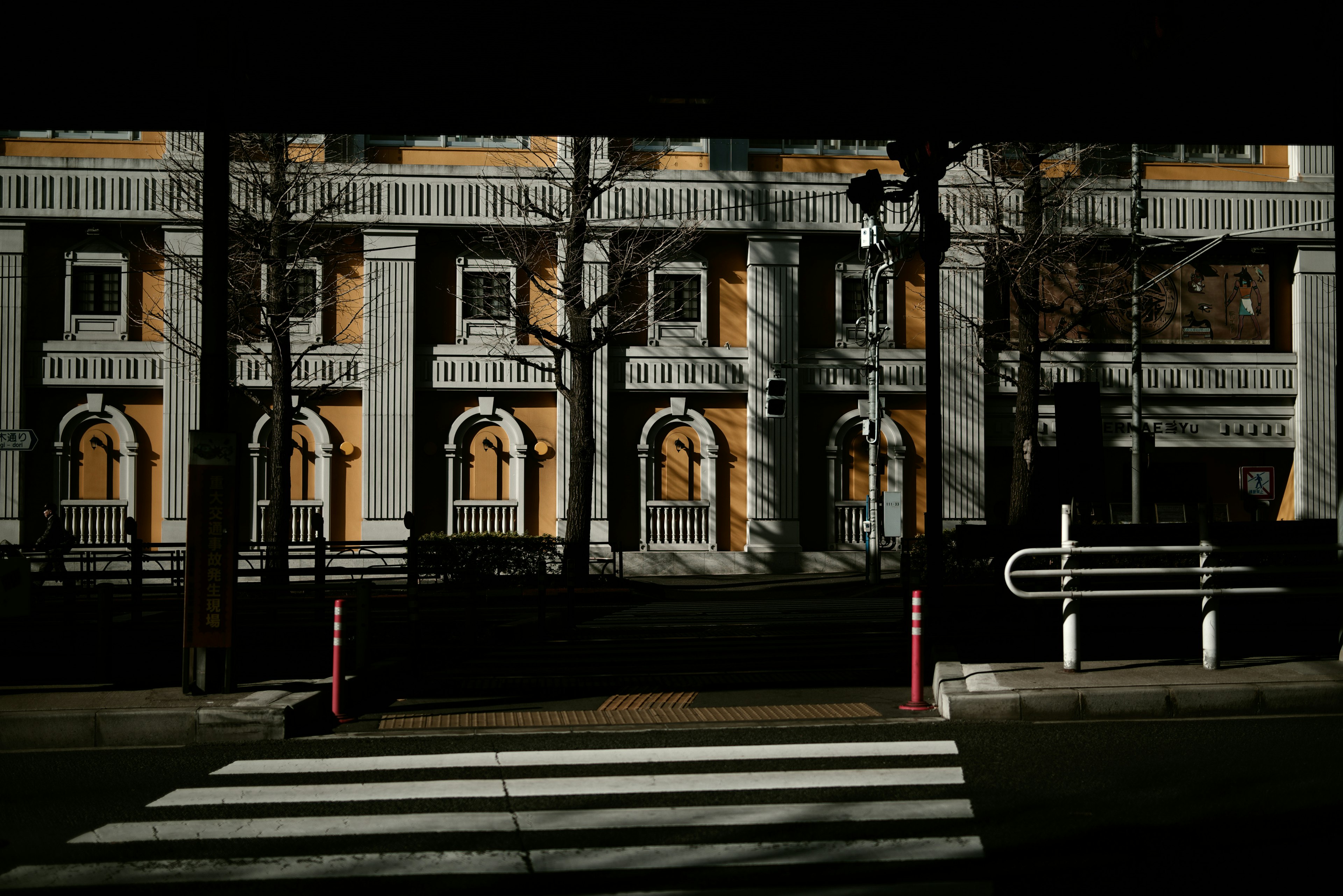 Zebrastreifen und schöner Blick auf ein klassisches Gebäude