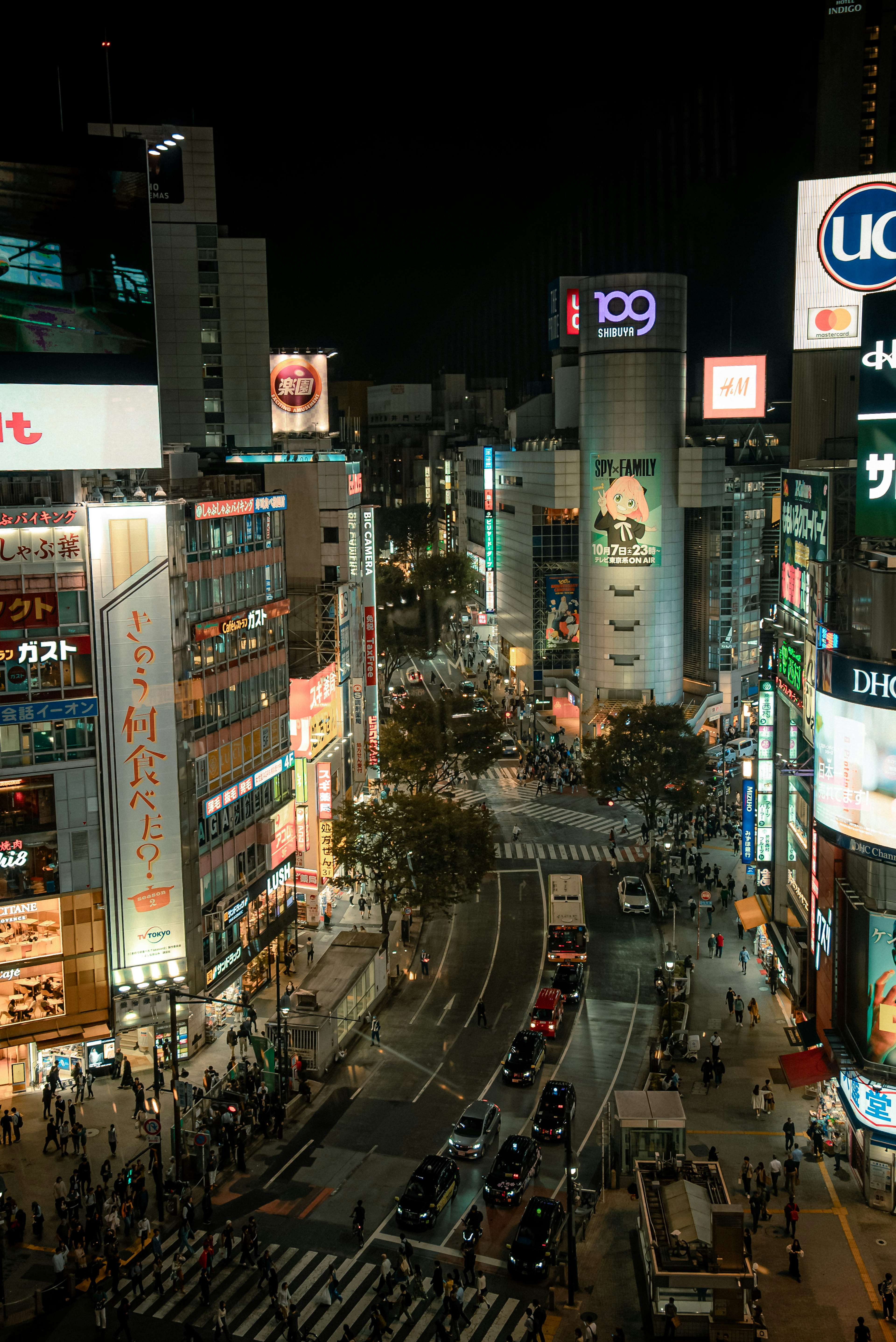 Vista nocturna de Shibuya Crossing con rascacielos y luces de neón