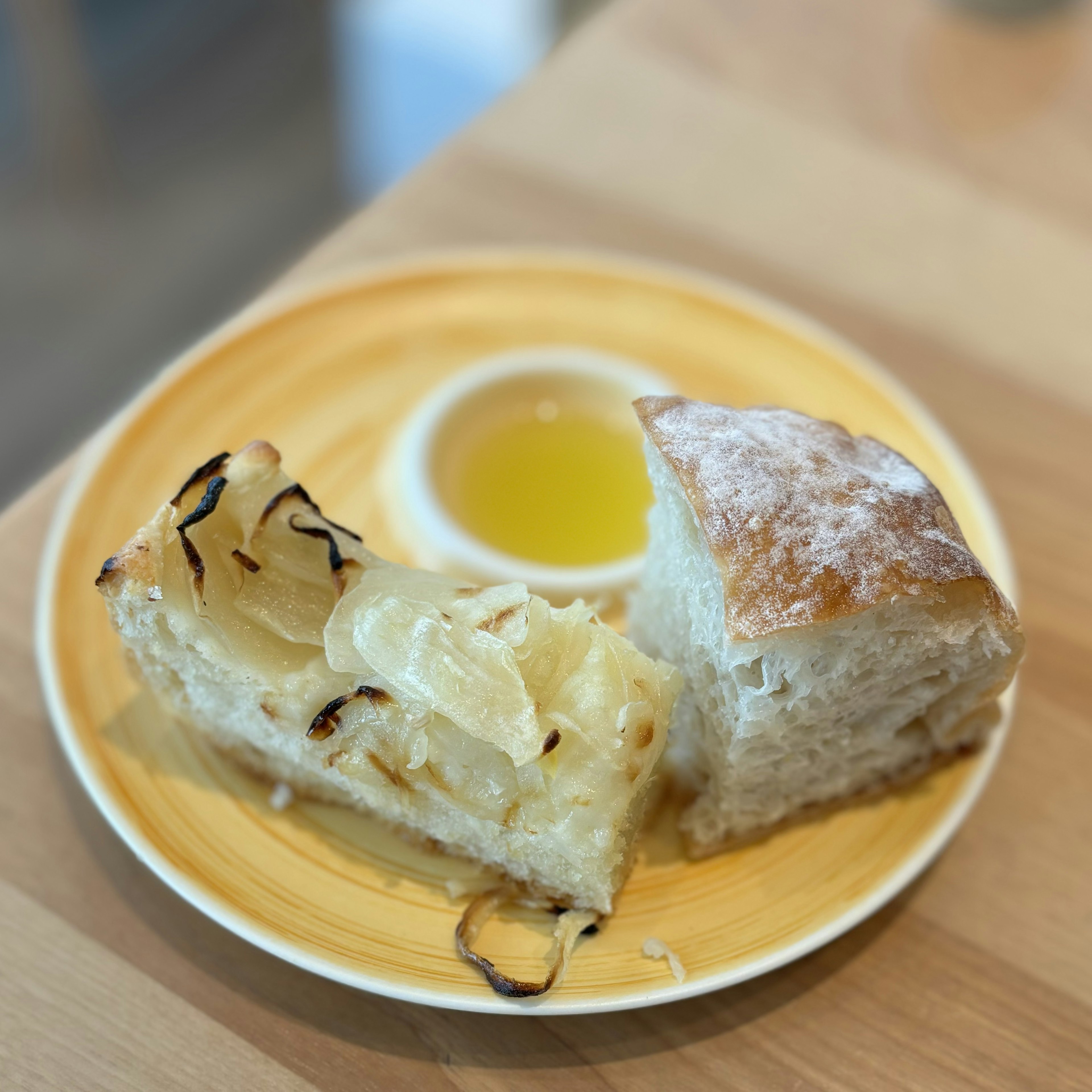 Pan recién horneado servido con un dip de aceite de oliva