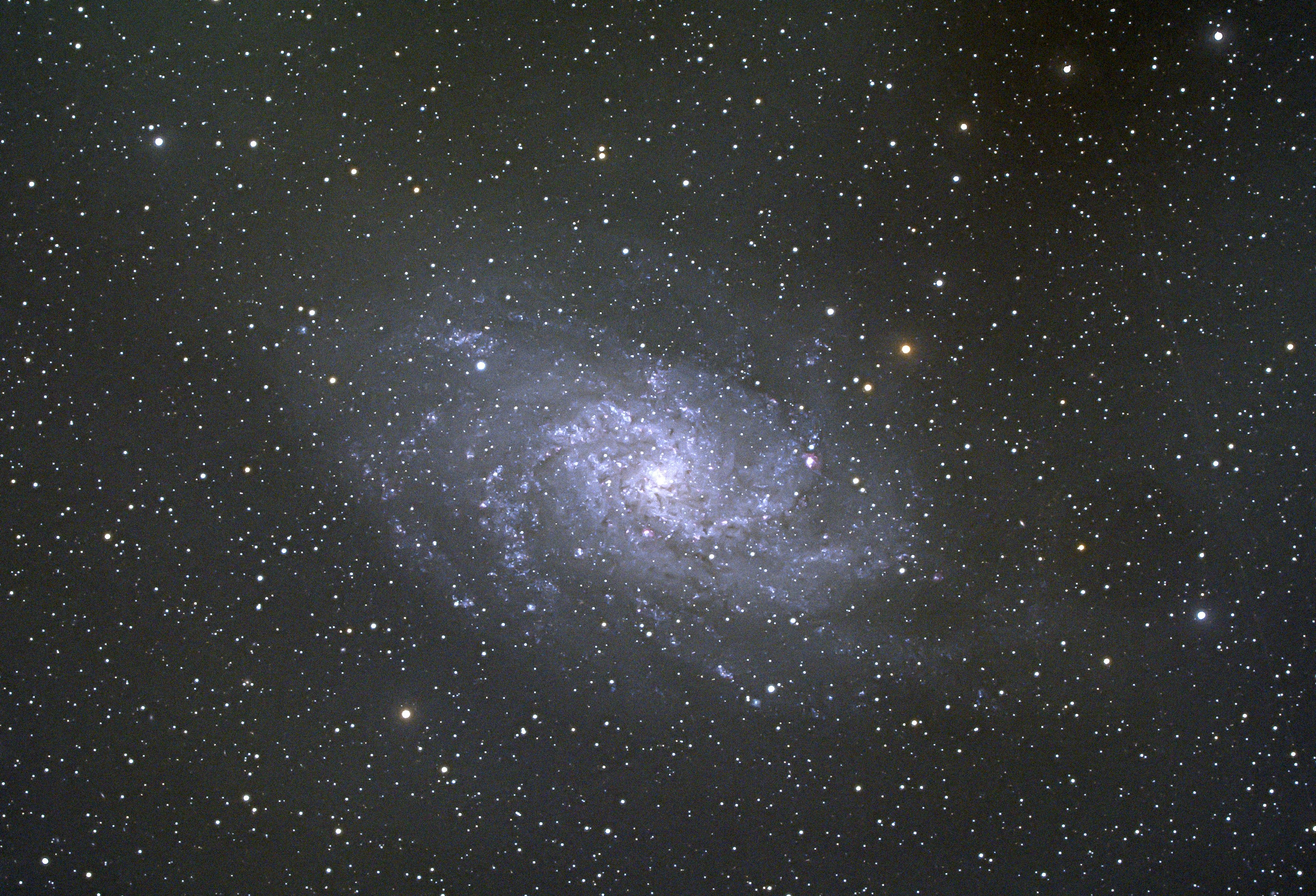 Image d'une galaxie sur fond étoilé avec une lumière argentée rayonnante