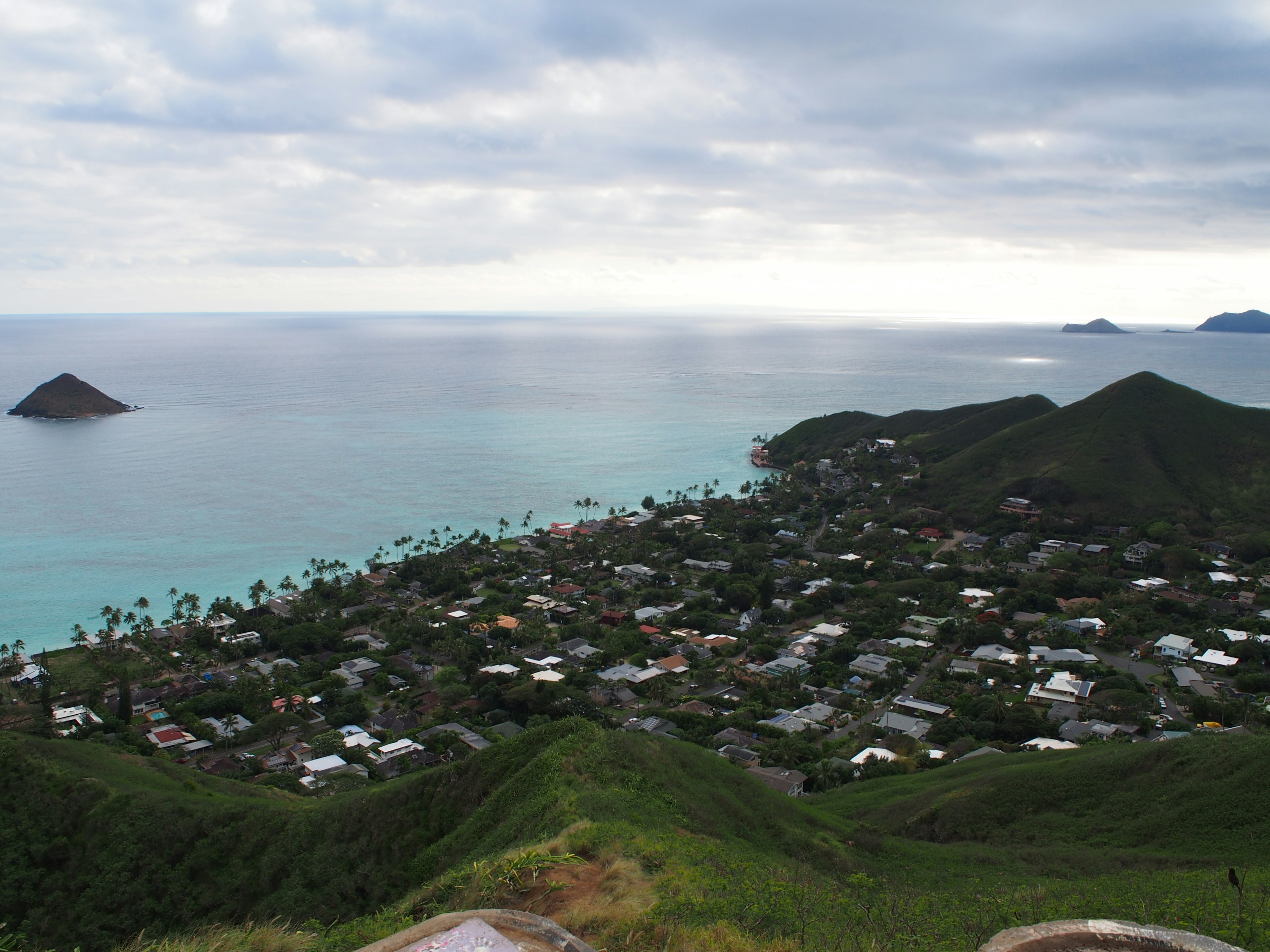 Vue panoramique d'un quartier côtier avec océan bleu et petites îles