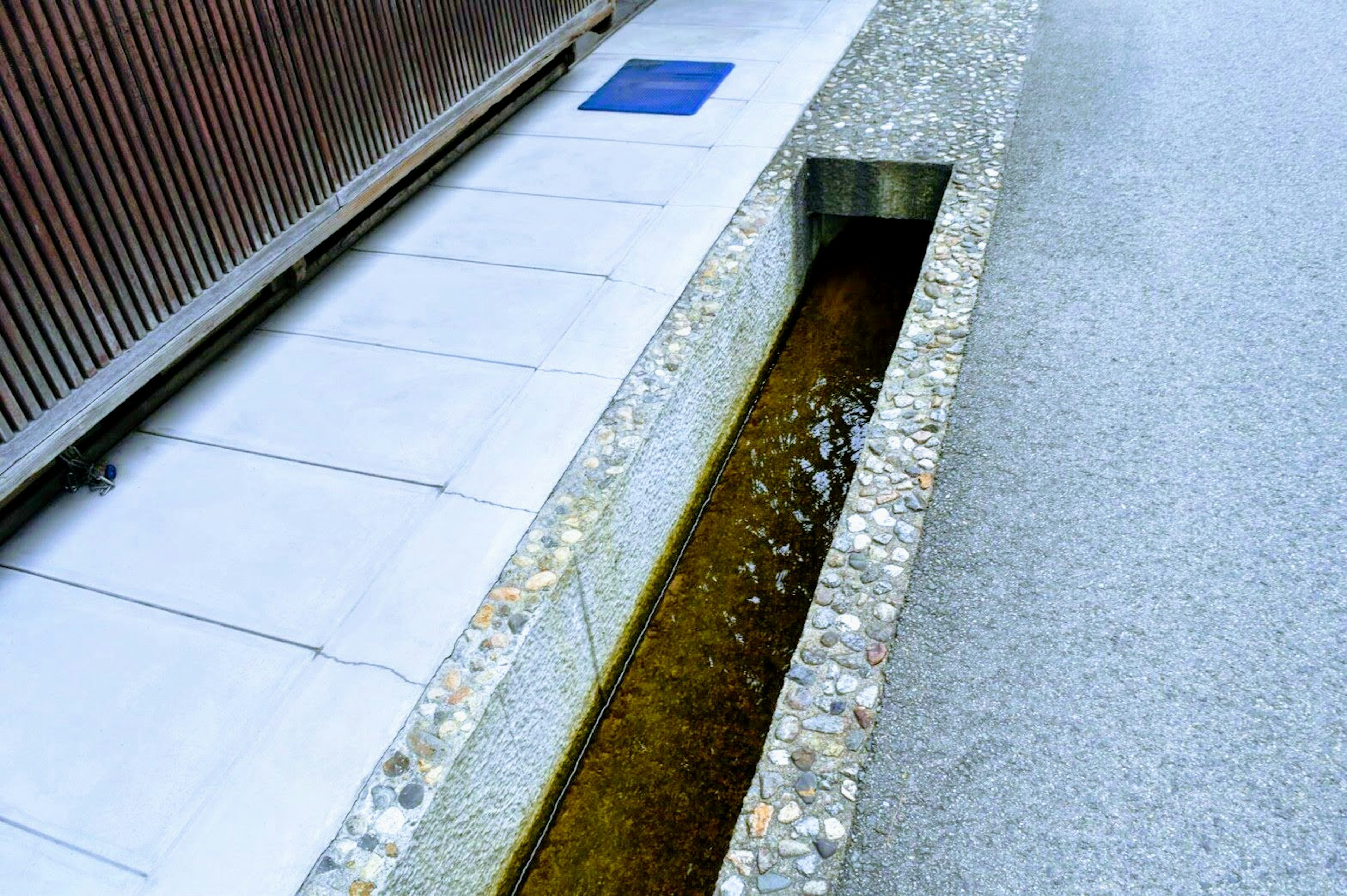 Paysage moderne avec un canal d'eau et un trottoir en pierre