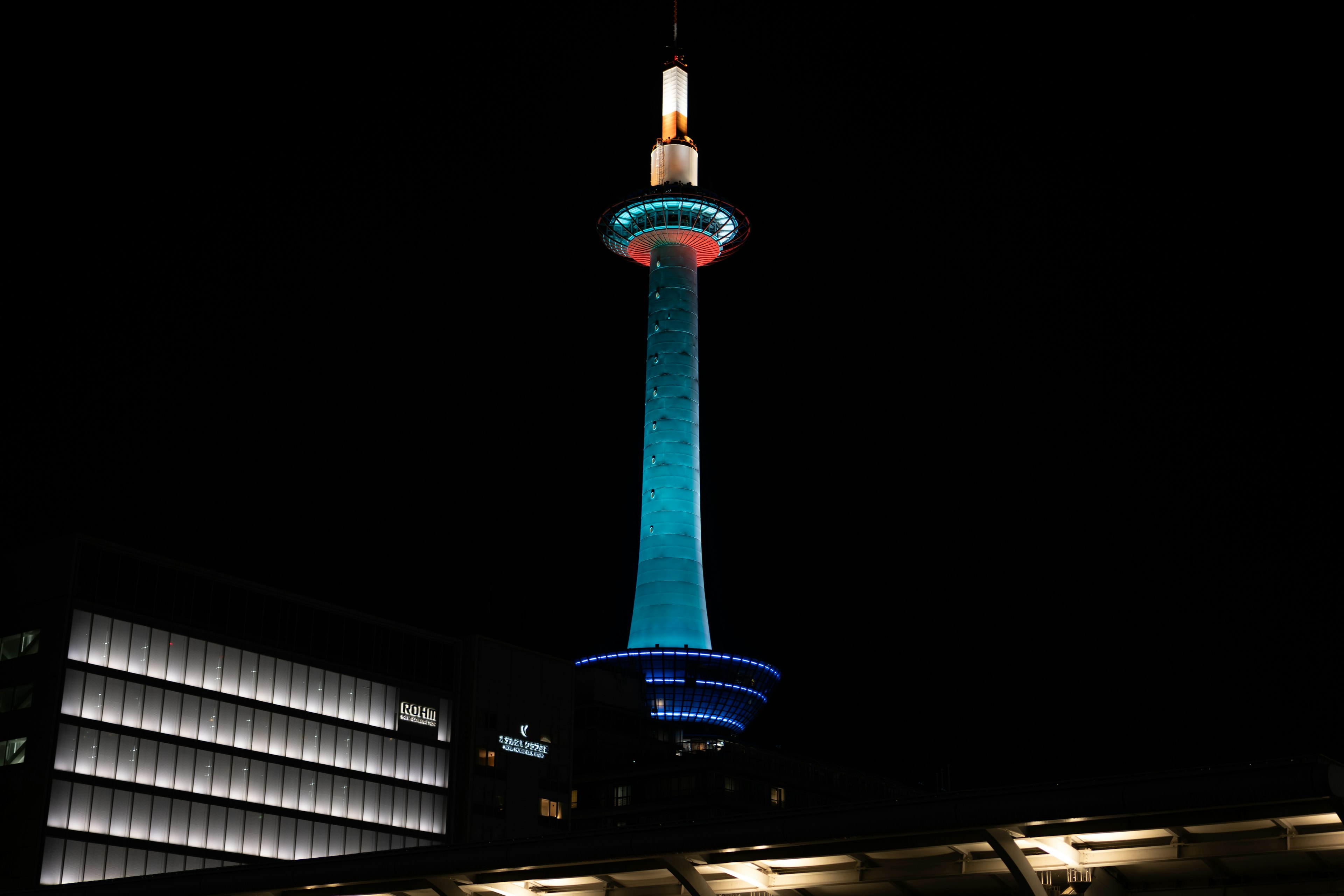 Beleuchteter Kyoto Tower bei Nacht