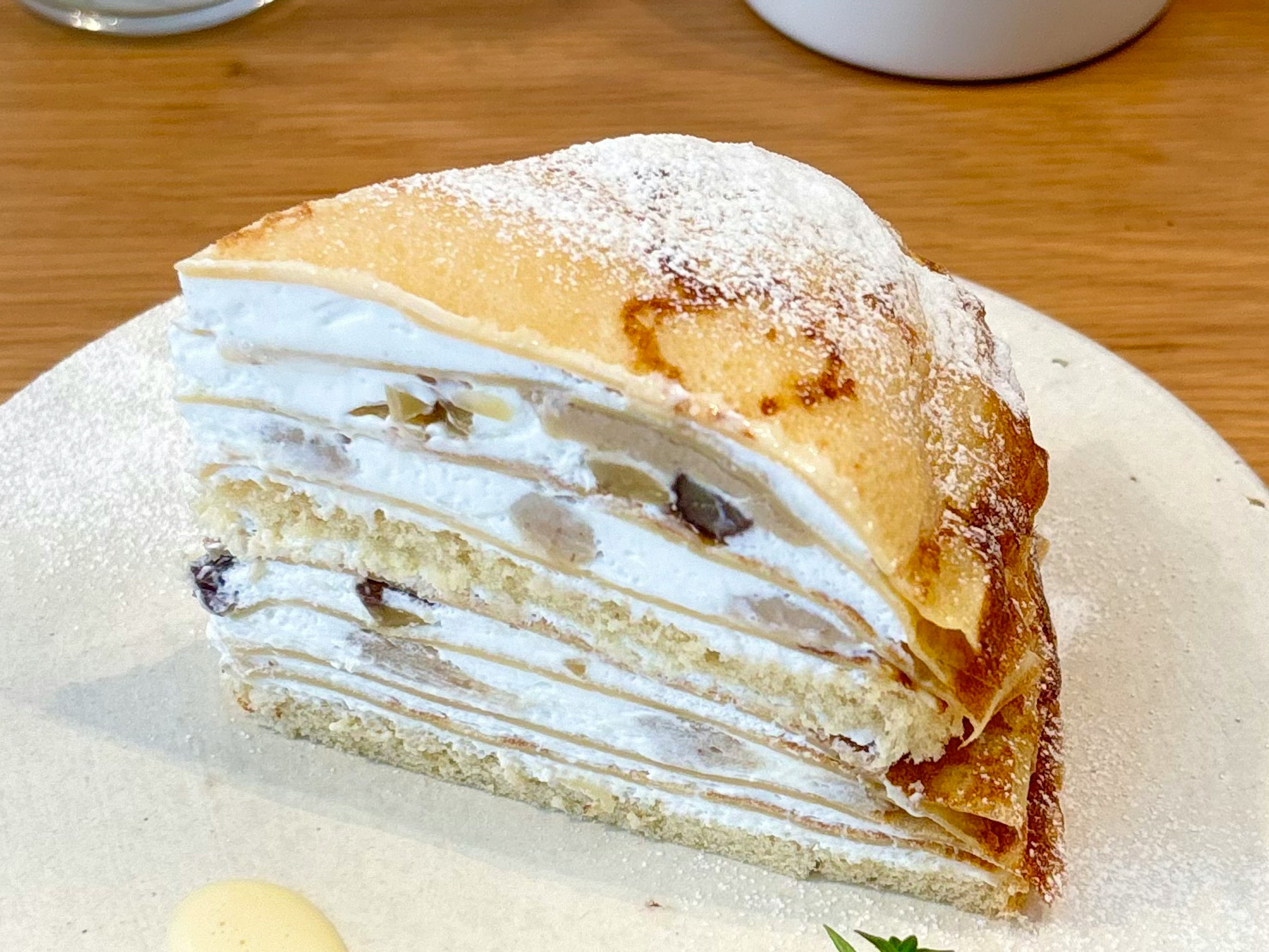 Rebanada de pastel en capas con crema y azúcar en polvo