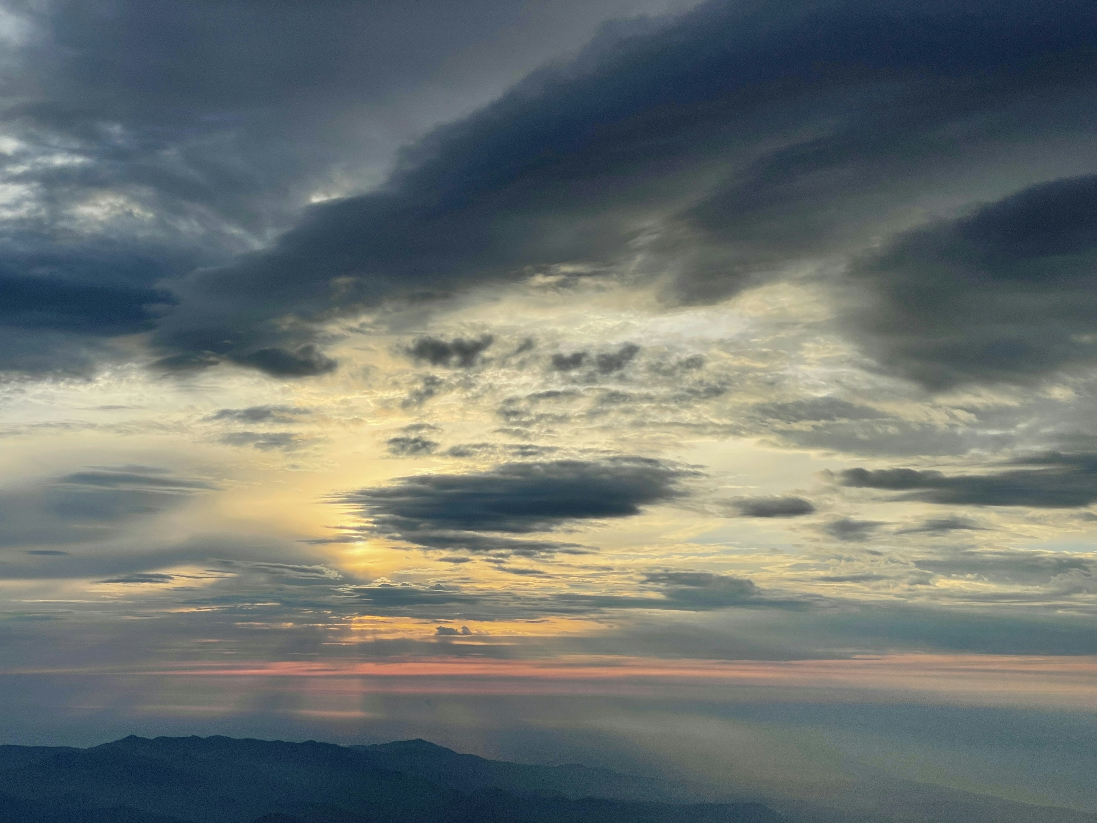 Ciel de coucher de soleil dramatique avec un dégradé de nuages et de couleurs