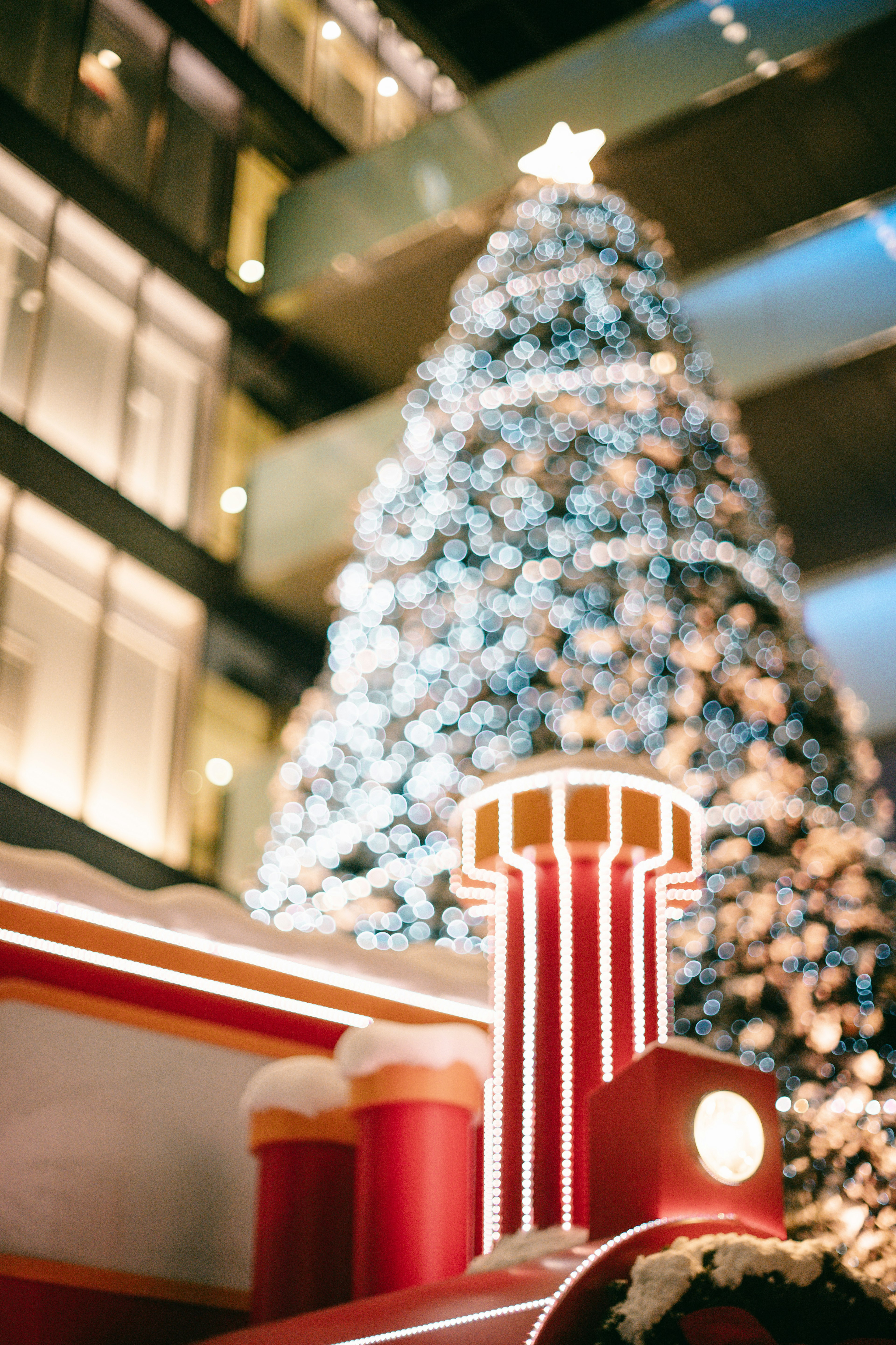 Exhibición decorativa con un árbol de Navidad y un tren rojo