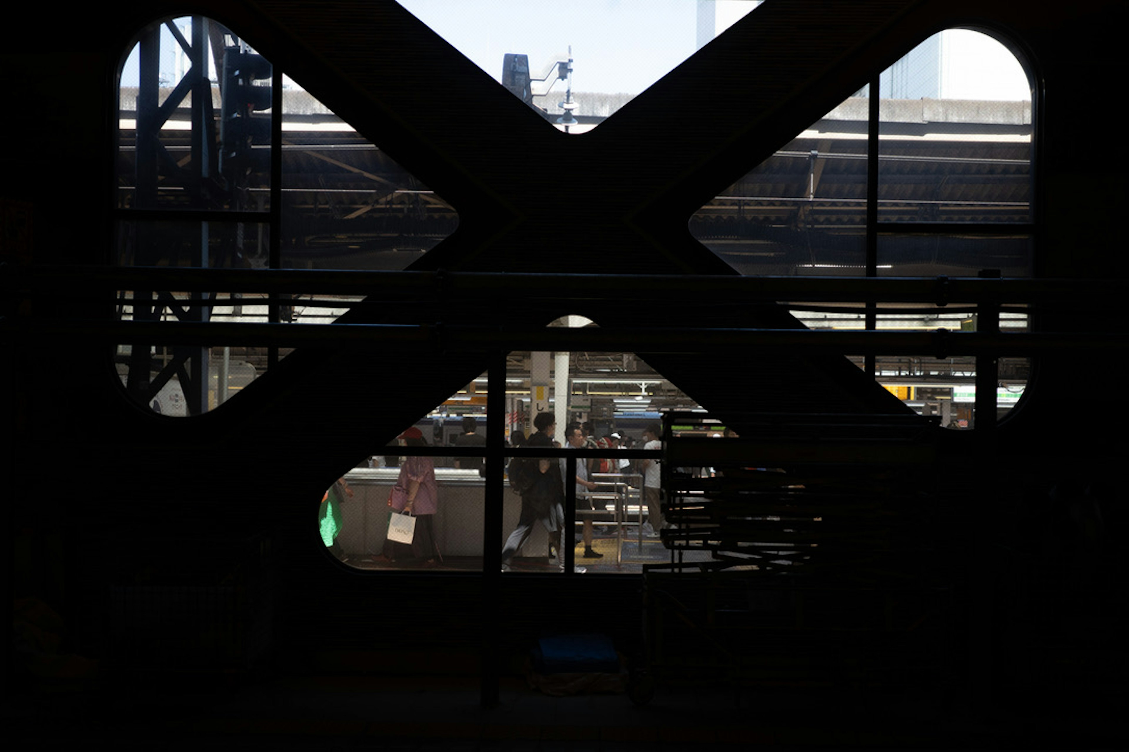 Vista dell'interno di una fabbrica e dell'area di lavoro attraverso una cornice a forma di X