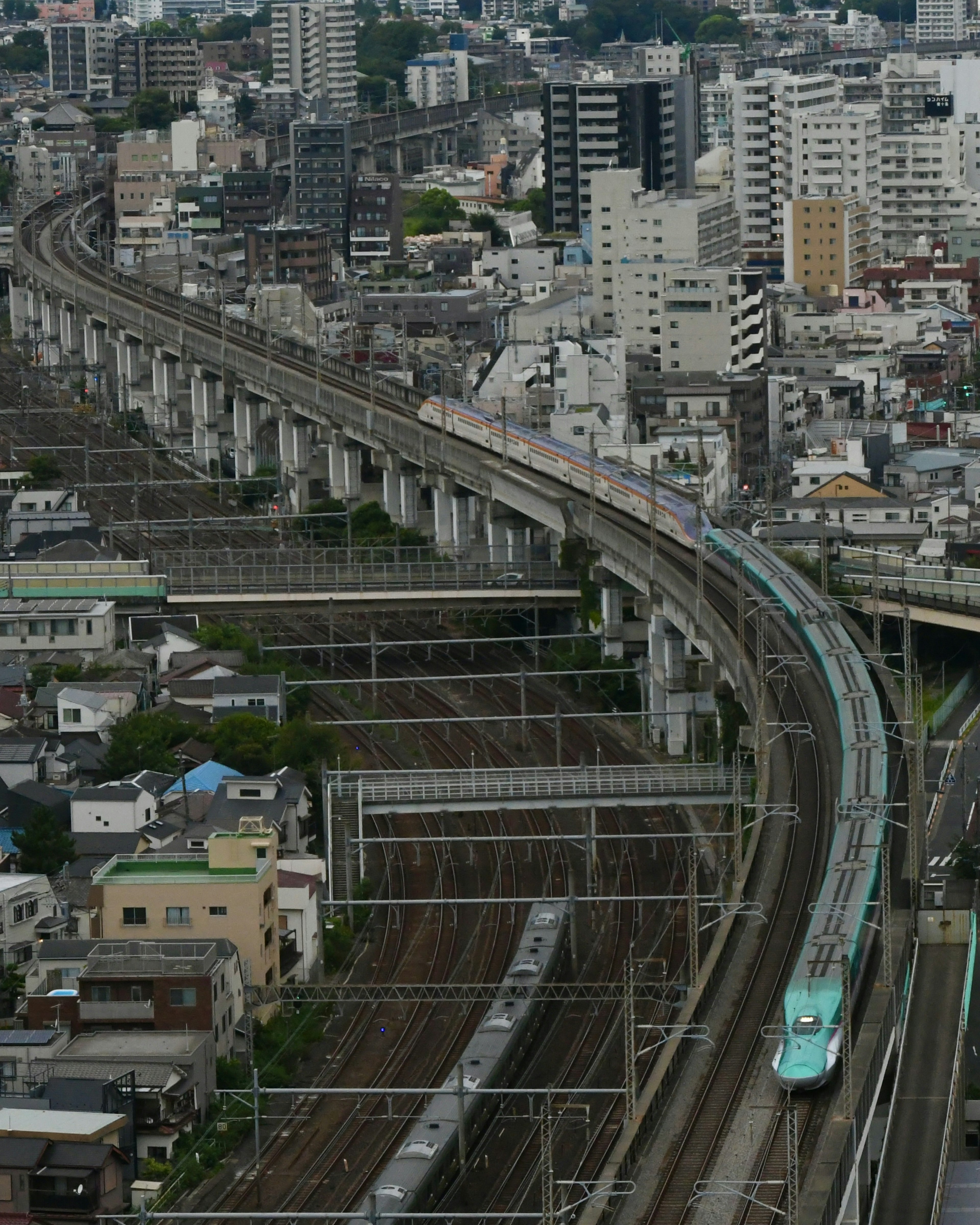 ทิวทัศน์เมืองที่มีทางรถไฟยกระดับและอาคารรอบข้าง