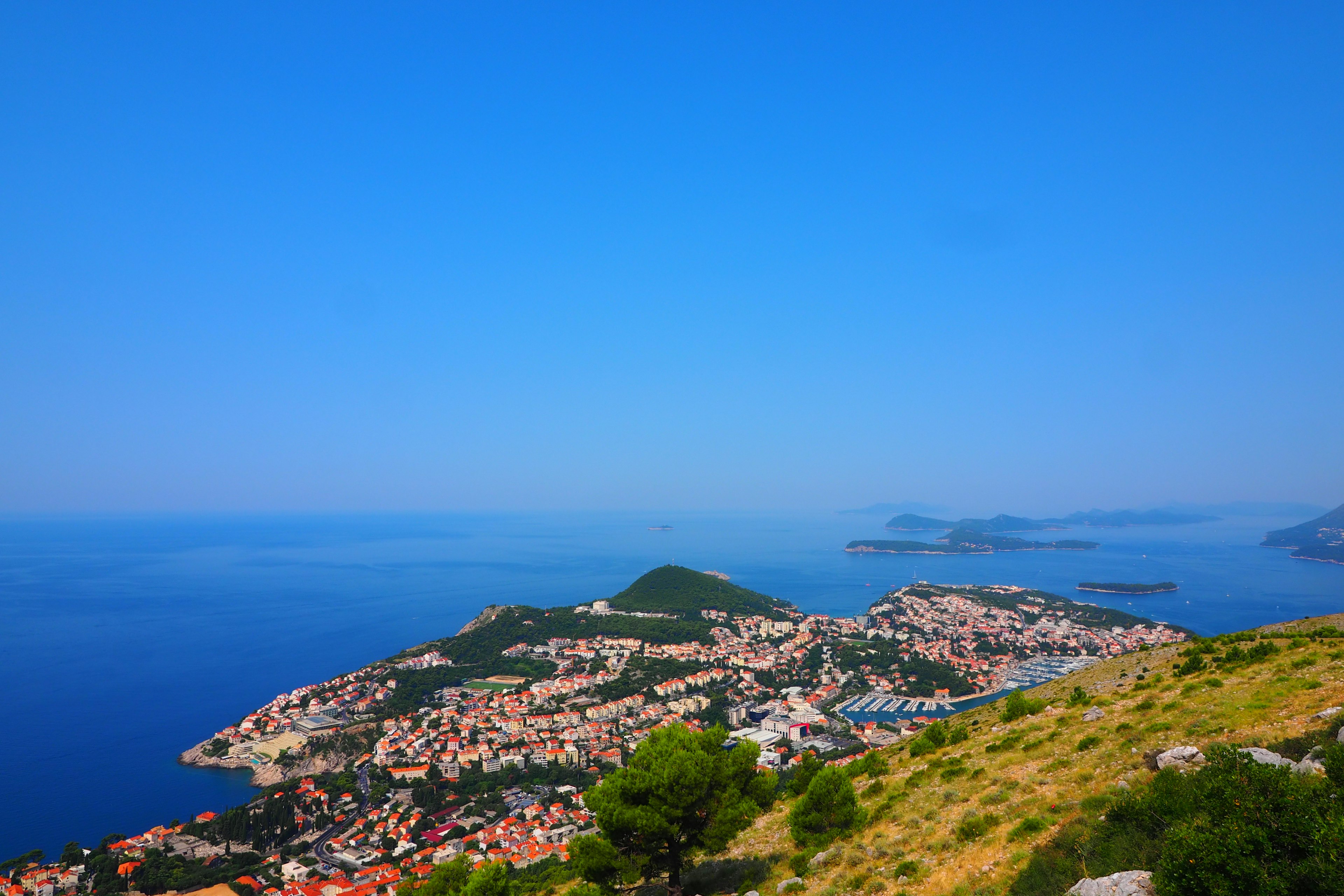 Pemandangan panorama Dubrovnik dengan langit biru dan laut