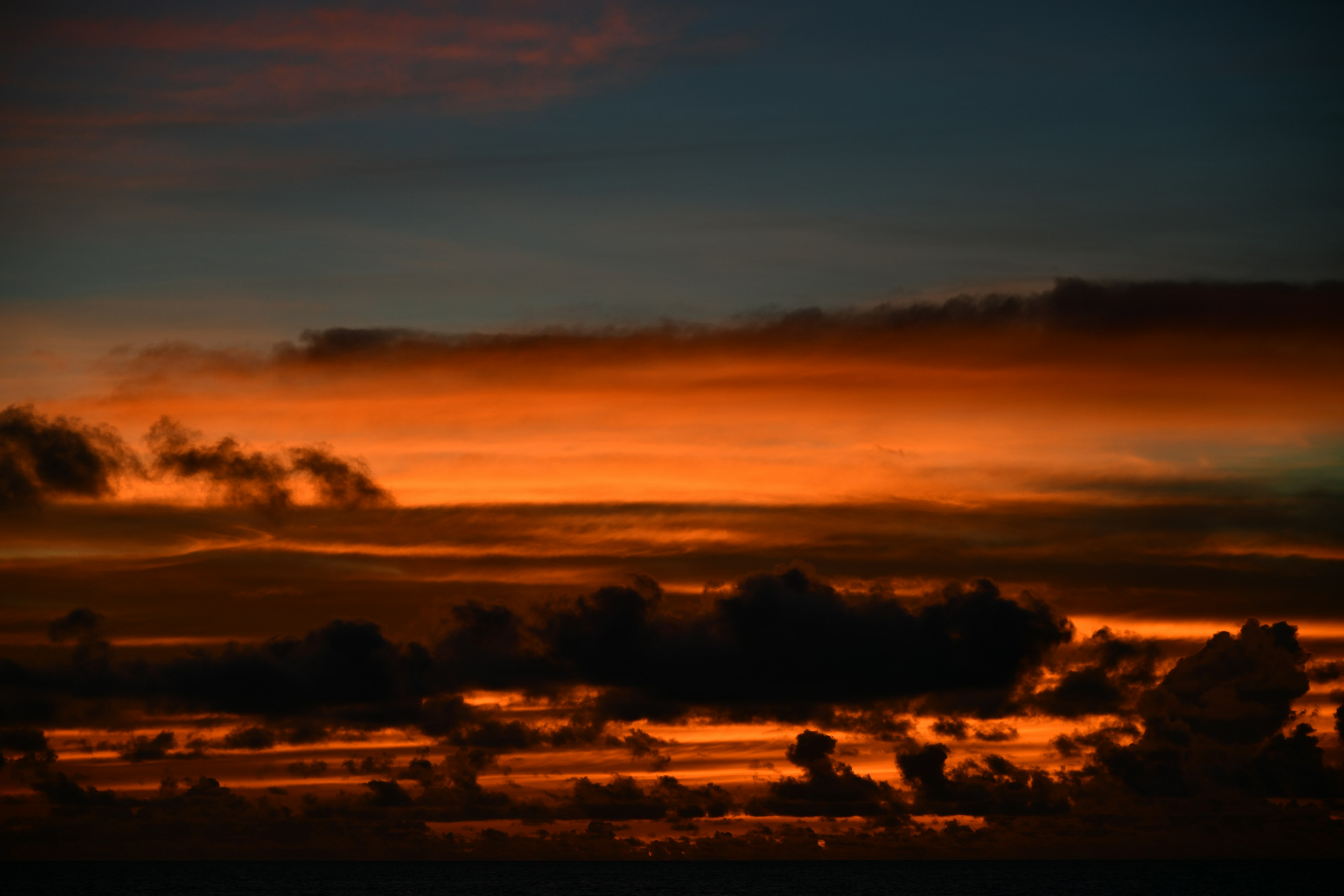 Lebendiger Sonnenuntergangshimmel mit Orangetönen und Blau