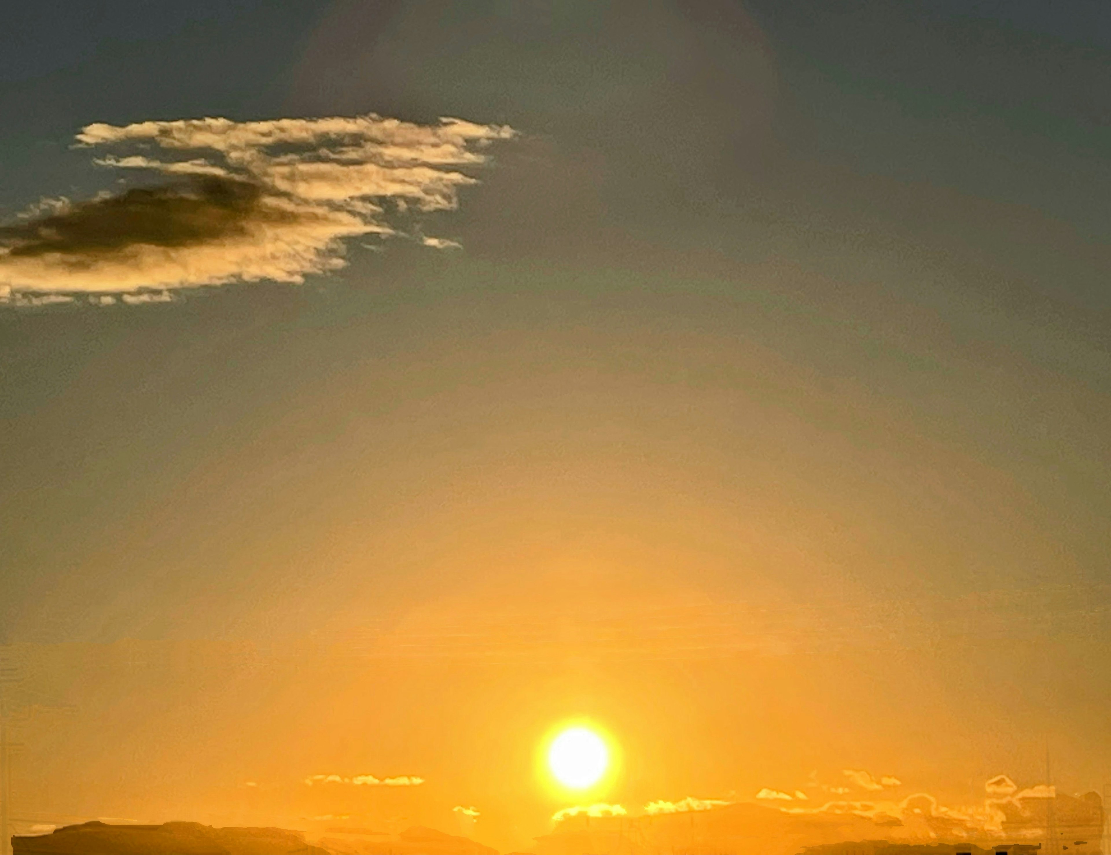 Una hermosa puesta de sol con un sol brillante y nubes suaves