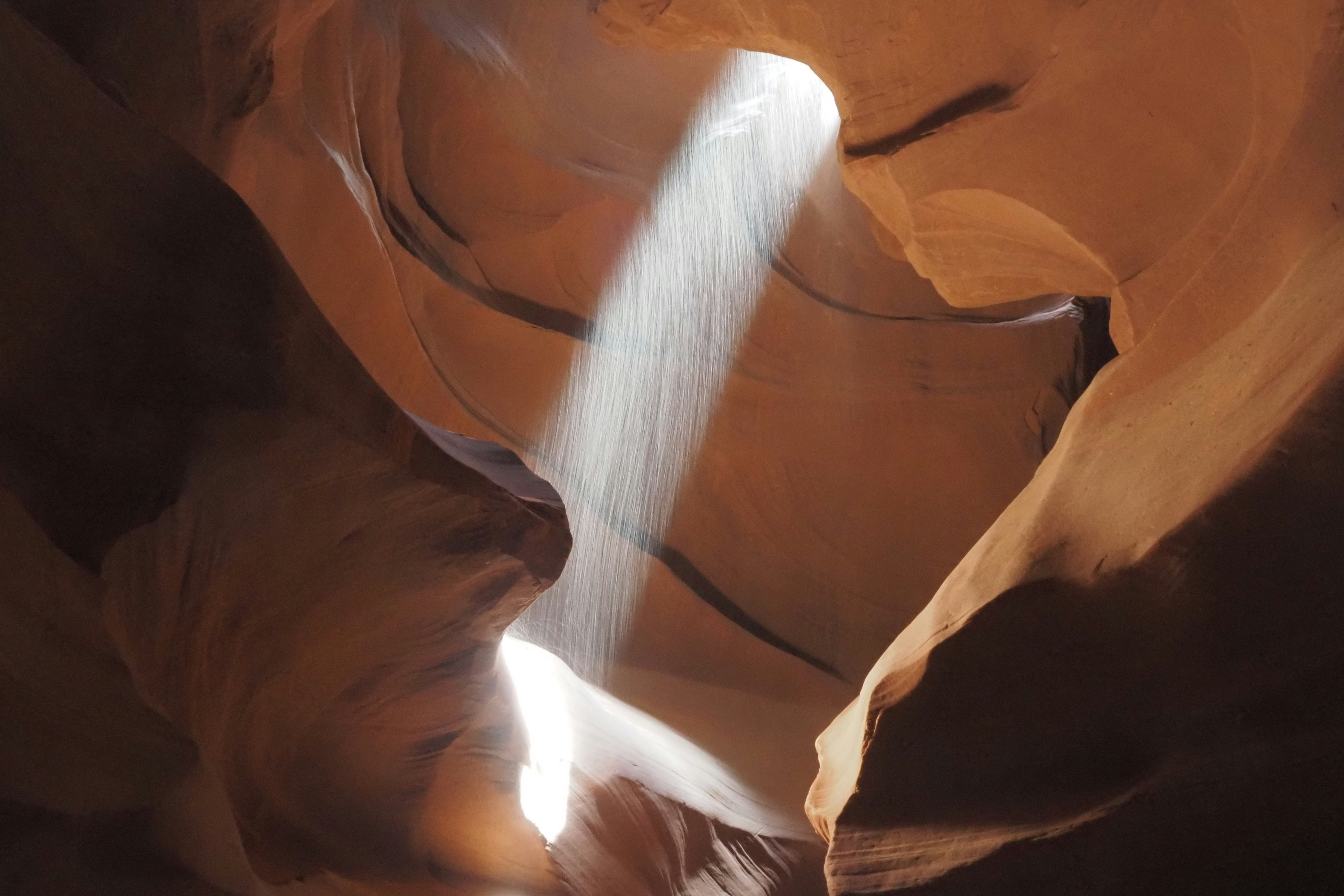 Faisceau de lumière brillant à travers un canyon de grès