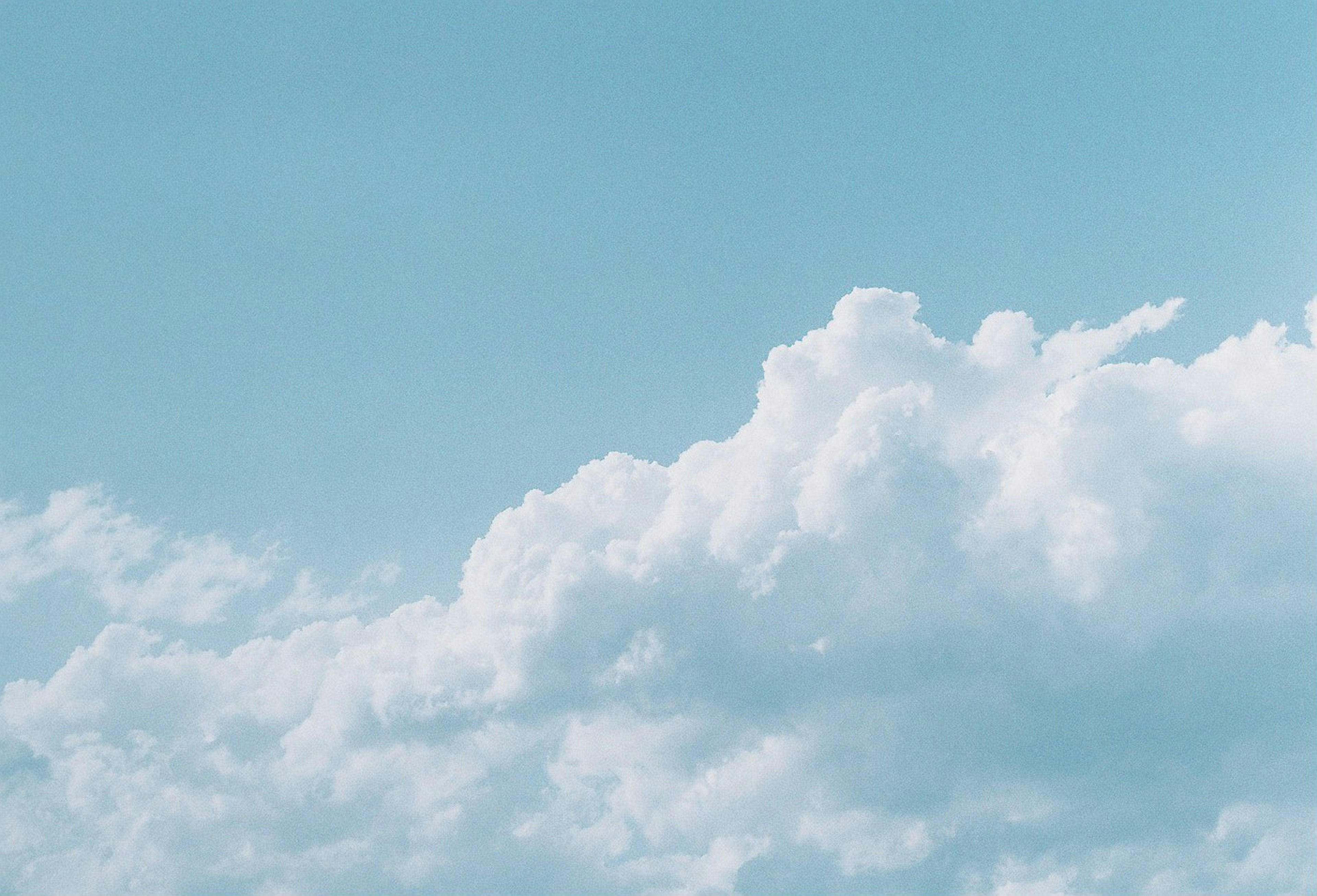 Pemandangan indah awan putih mengapung di langit biru