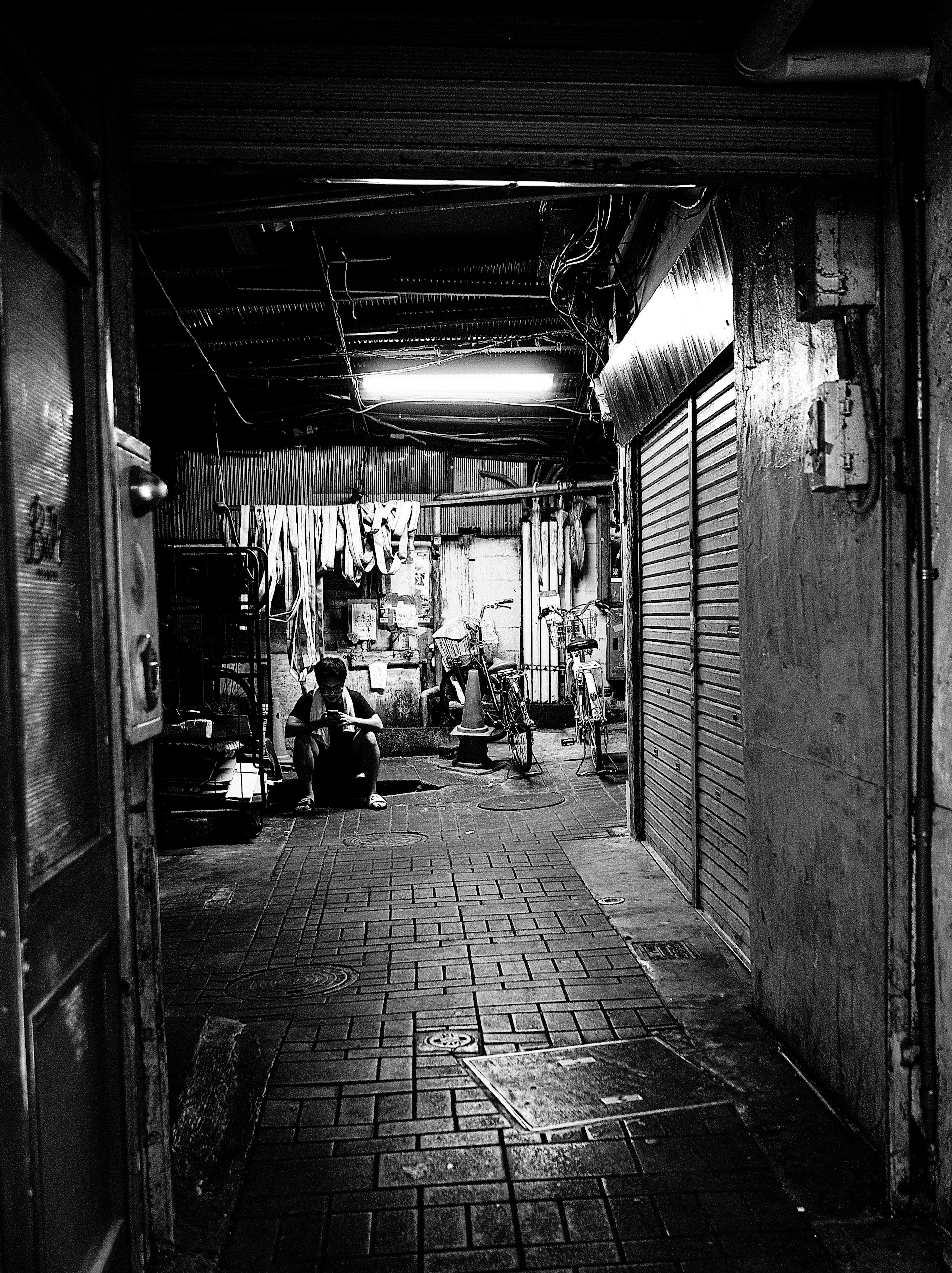 Pasillo oscuro con tiendas antiguas en una escena de mercado