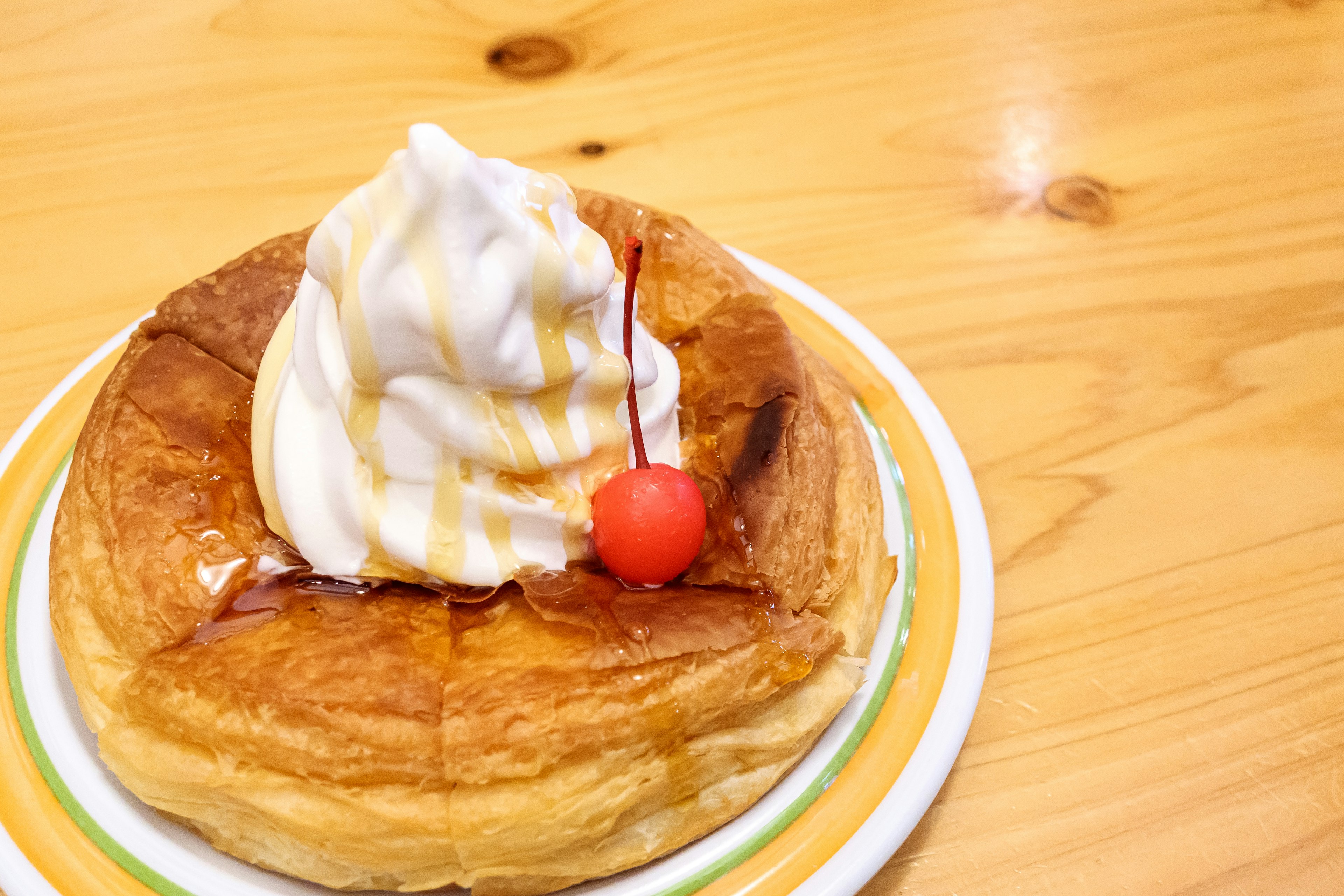 Pastel cubierto con crema y cereza