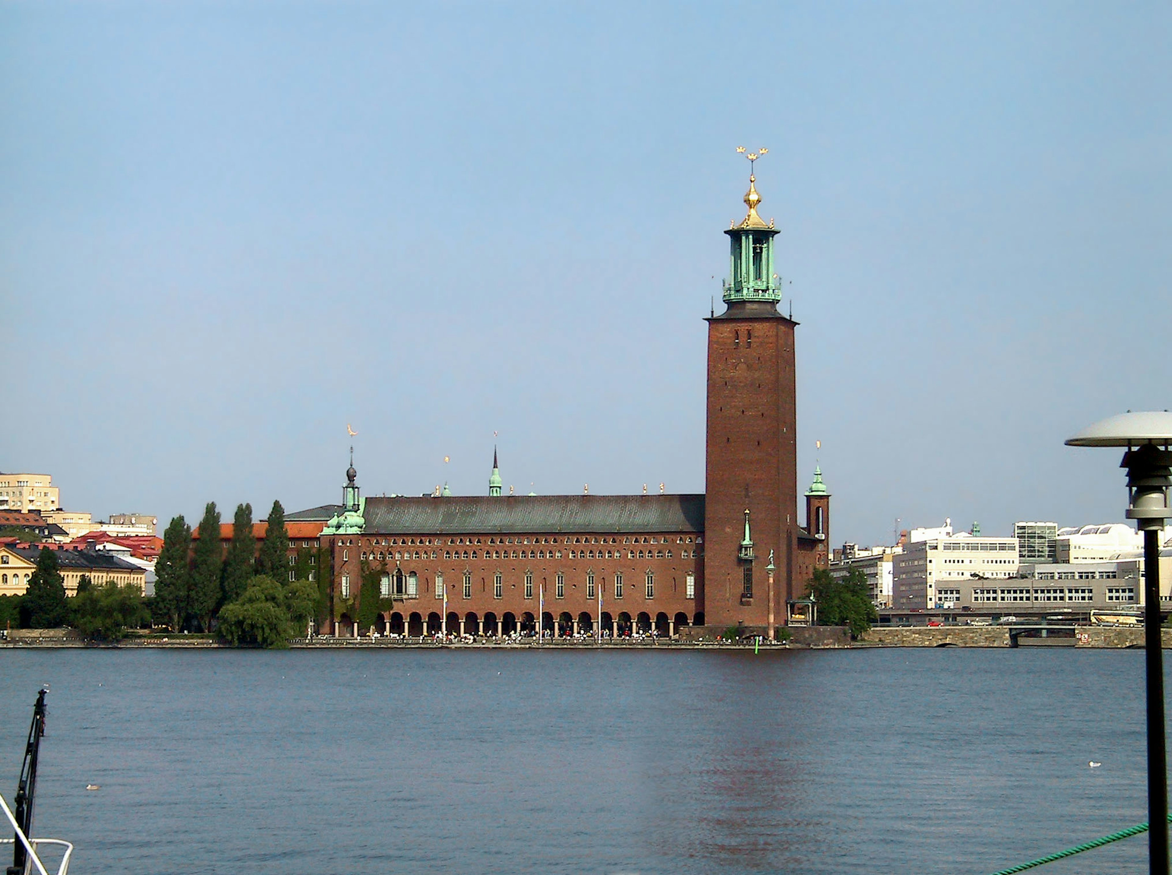 Pemandangan Balai Kota Stockholm dengan menara khas dan detail tembaga hijau