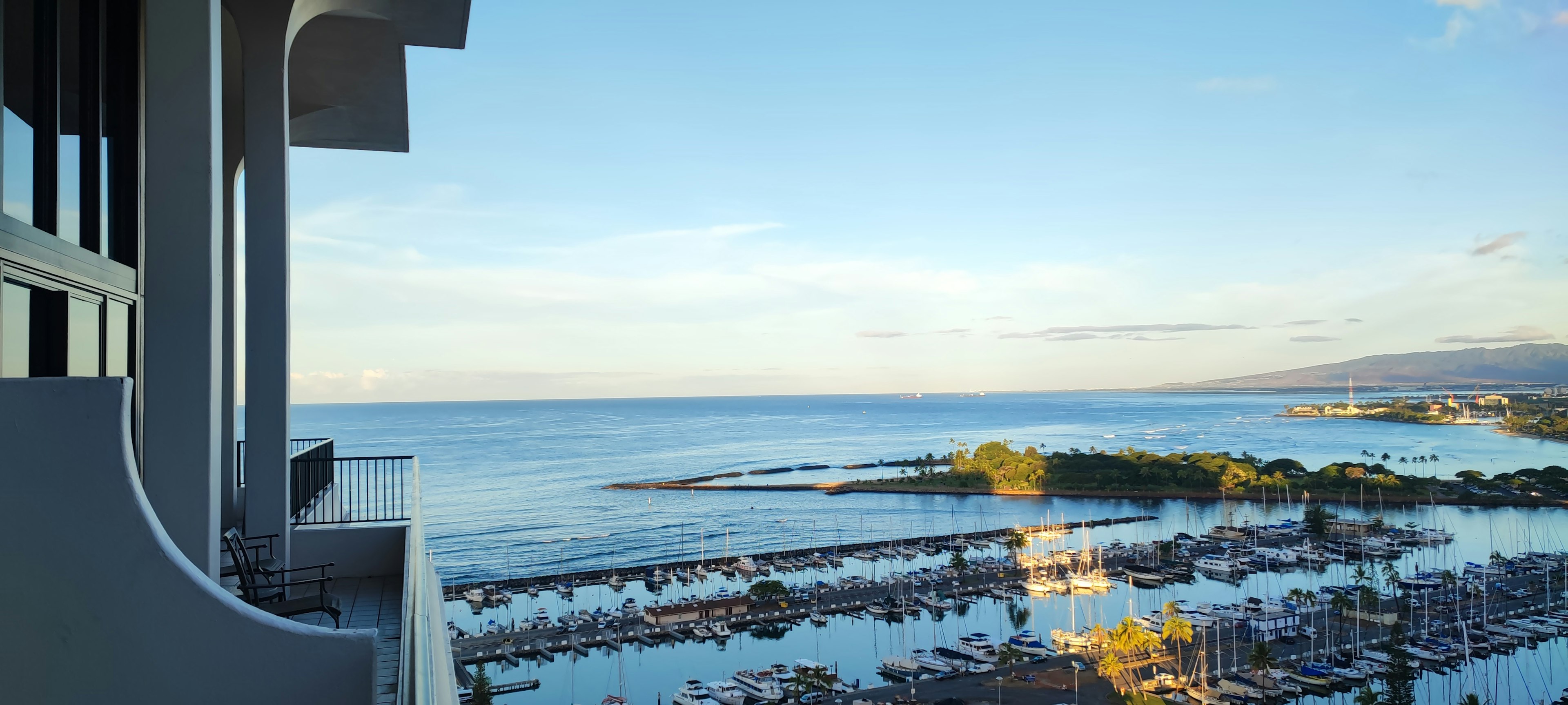 Blick von einem Balkon auf den Ozean und den Yachthafen