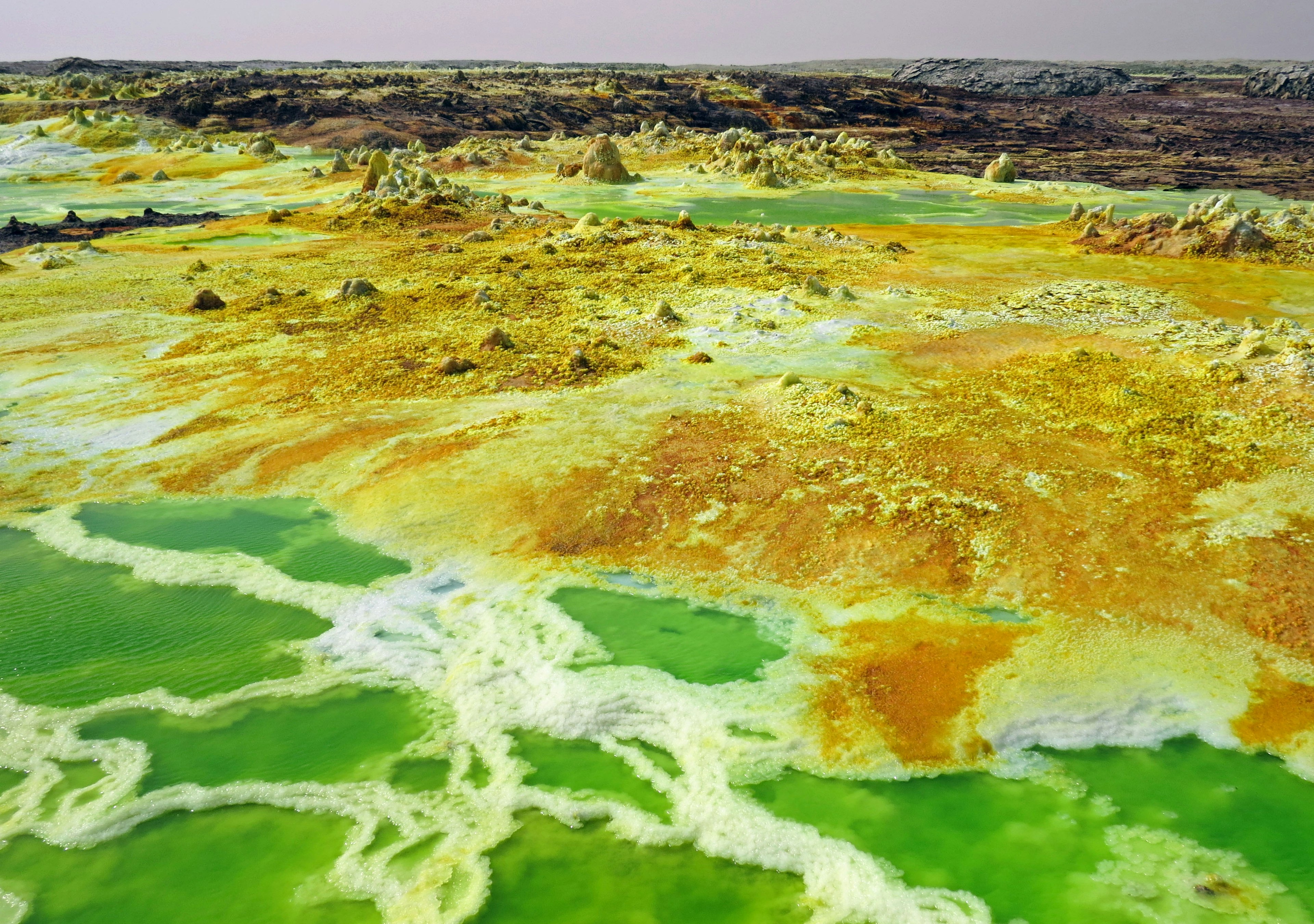 Buntes Landschaftsbild der Vulkanregion Dallol in Äthiopien mit lebhaften Mineralien