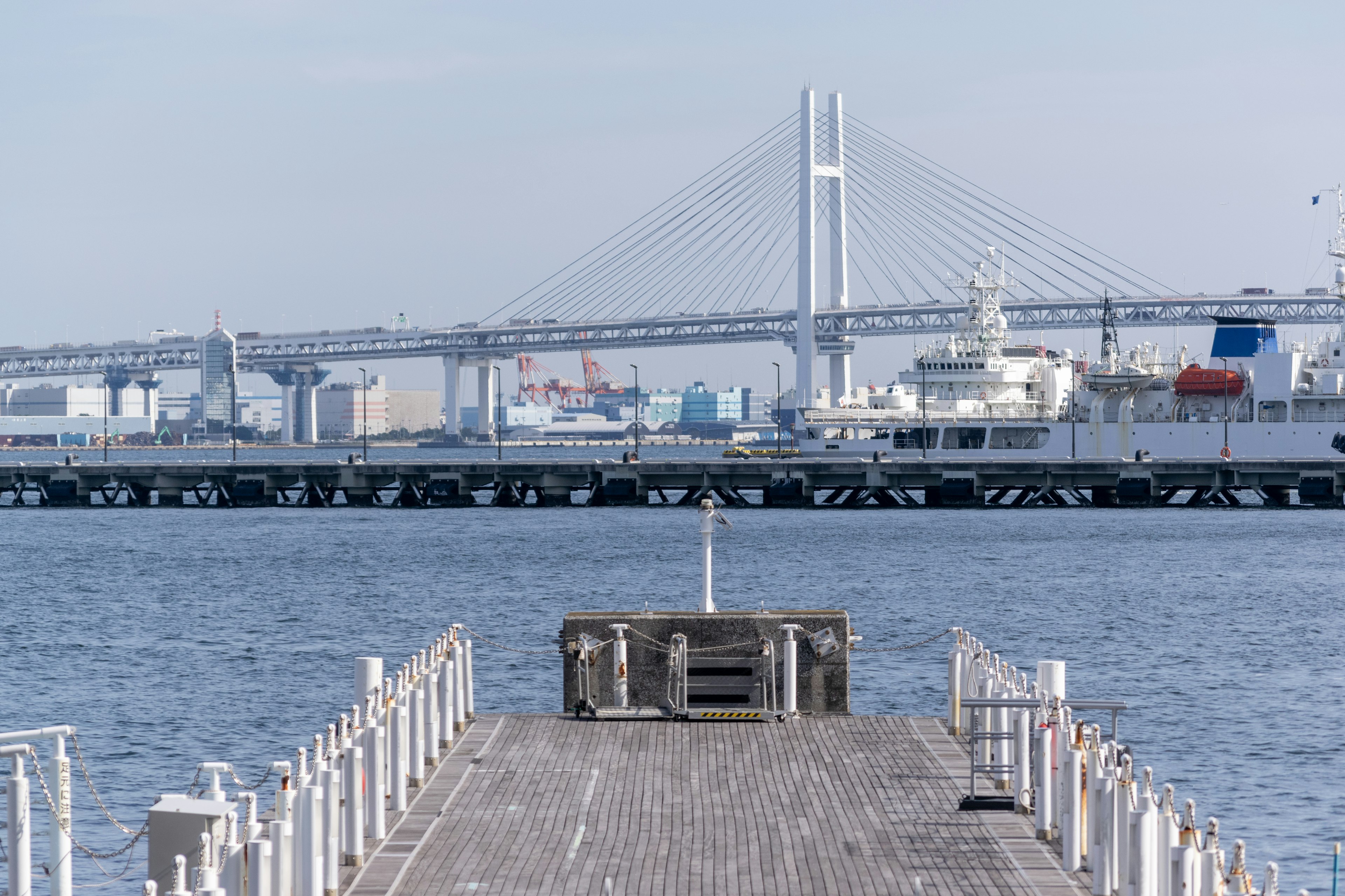 Vista de un muelle y un puente en el puerto de Yokohama