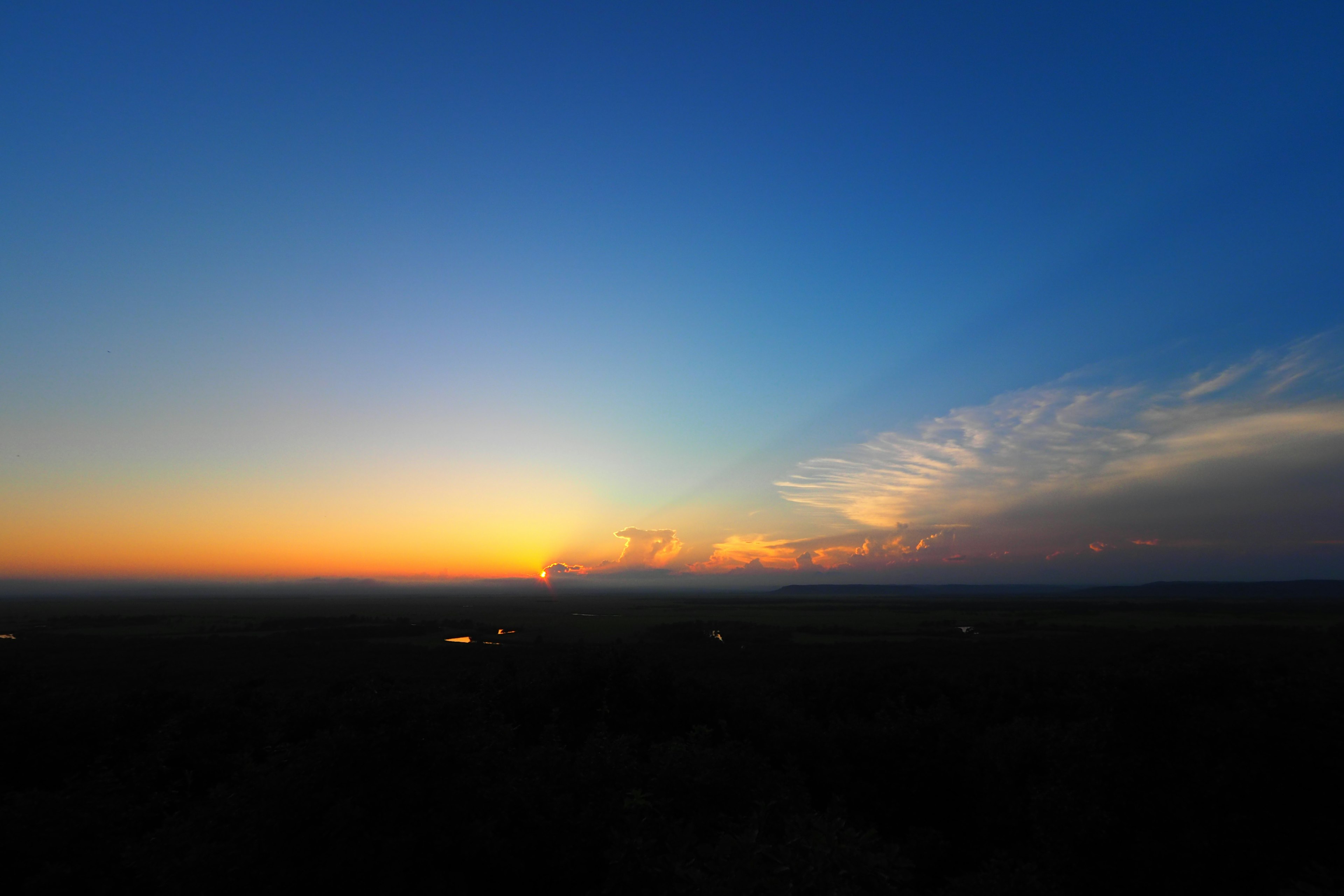 Ciel large avec un magnifique paysage de coucher de soleil