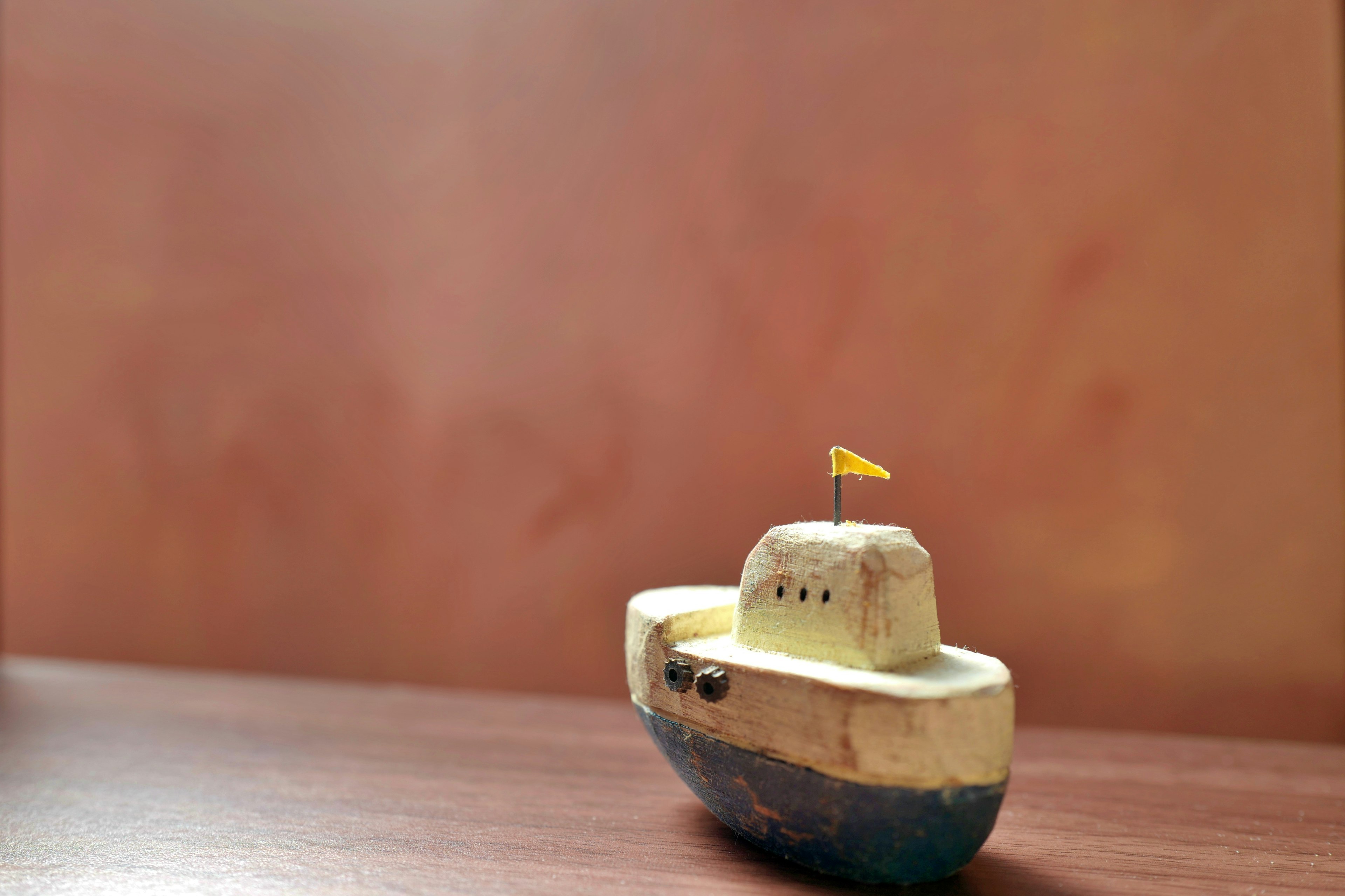 Pequeño barco de madera con una bandera amarilla