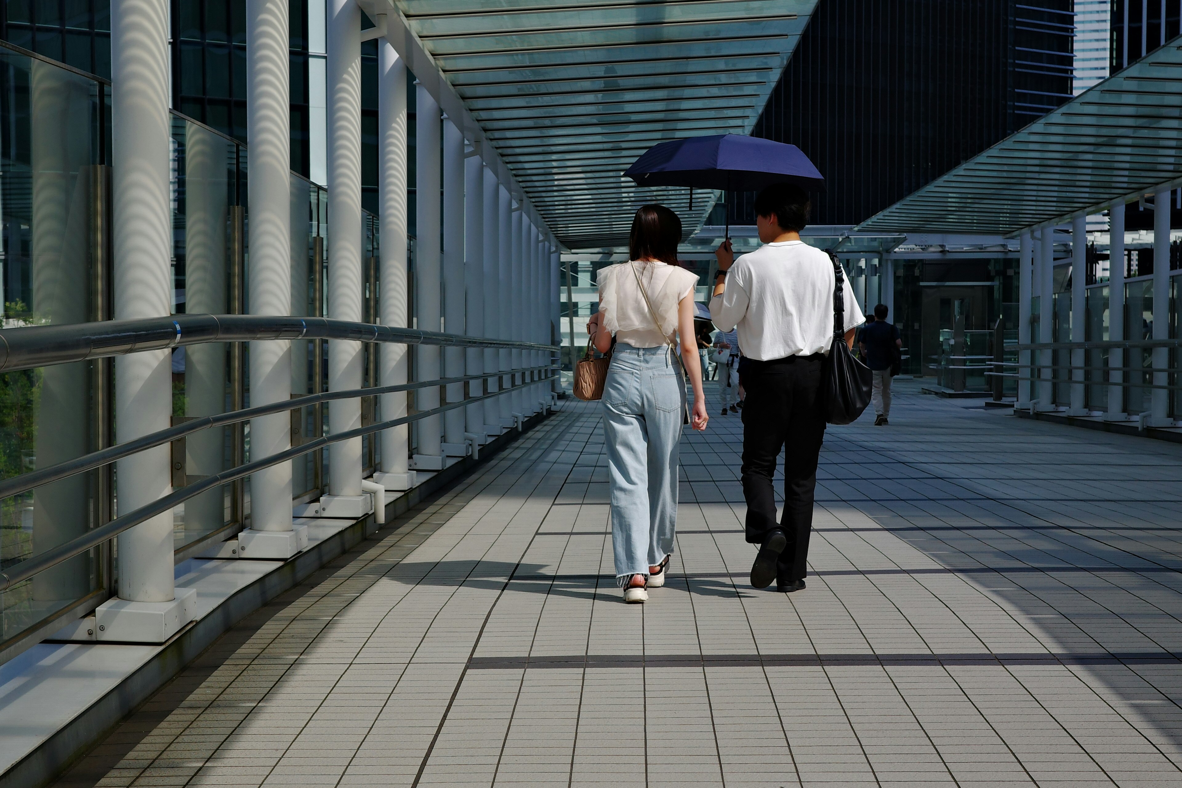 男女がビジネスエリアを歩いている様子