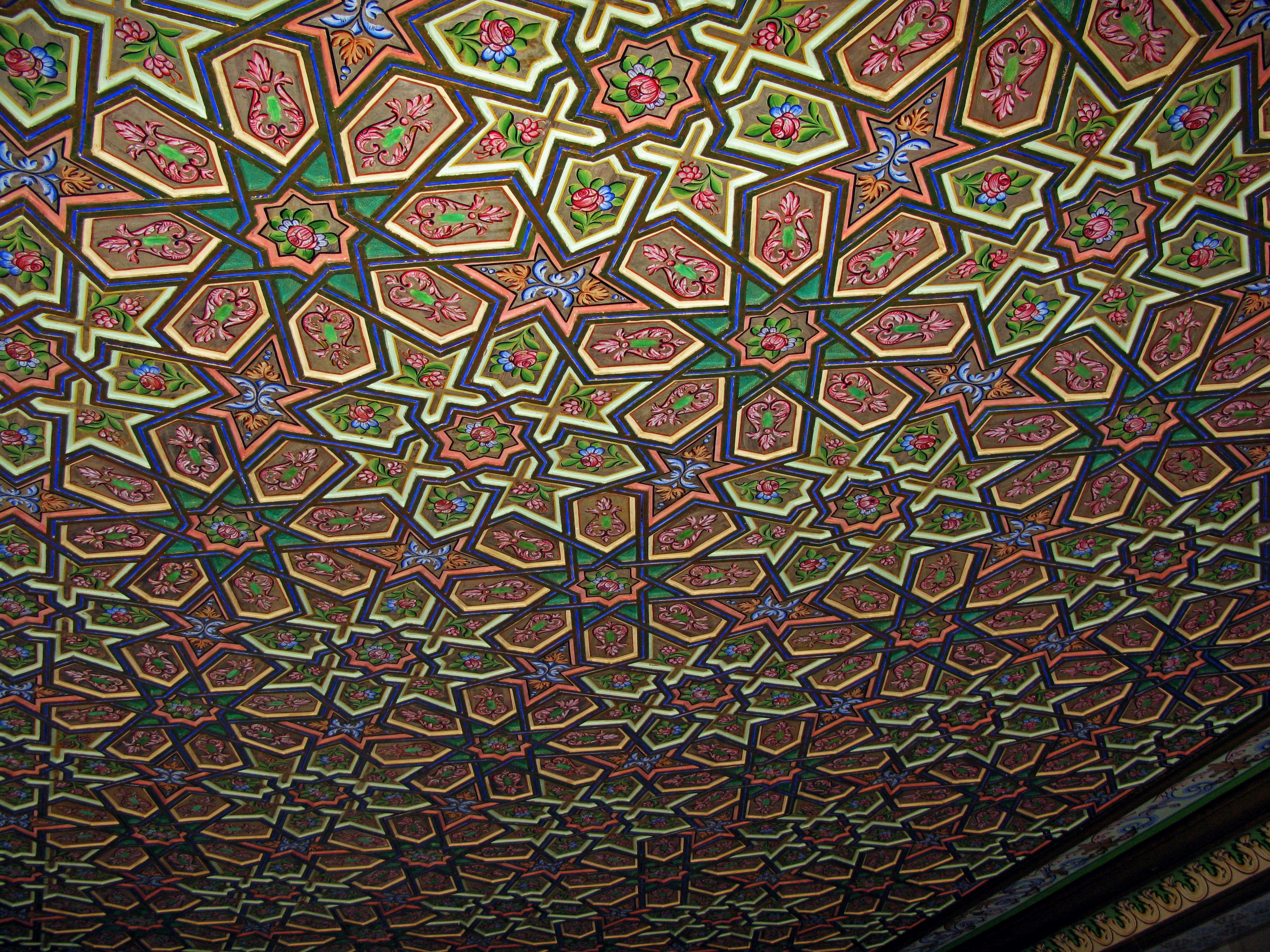 Décoration de plafond en motifs géométriques colorés