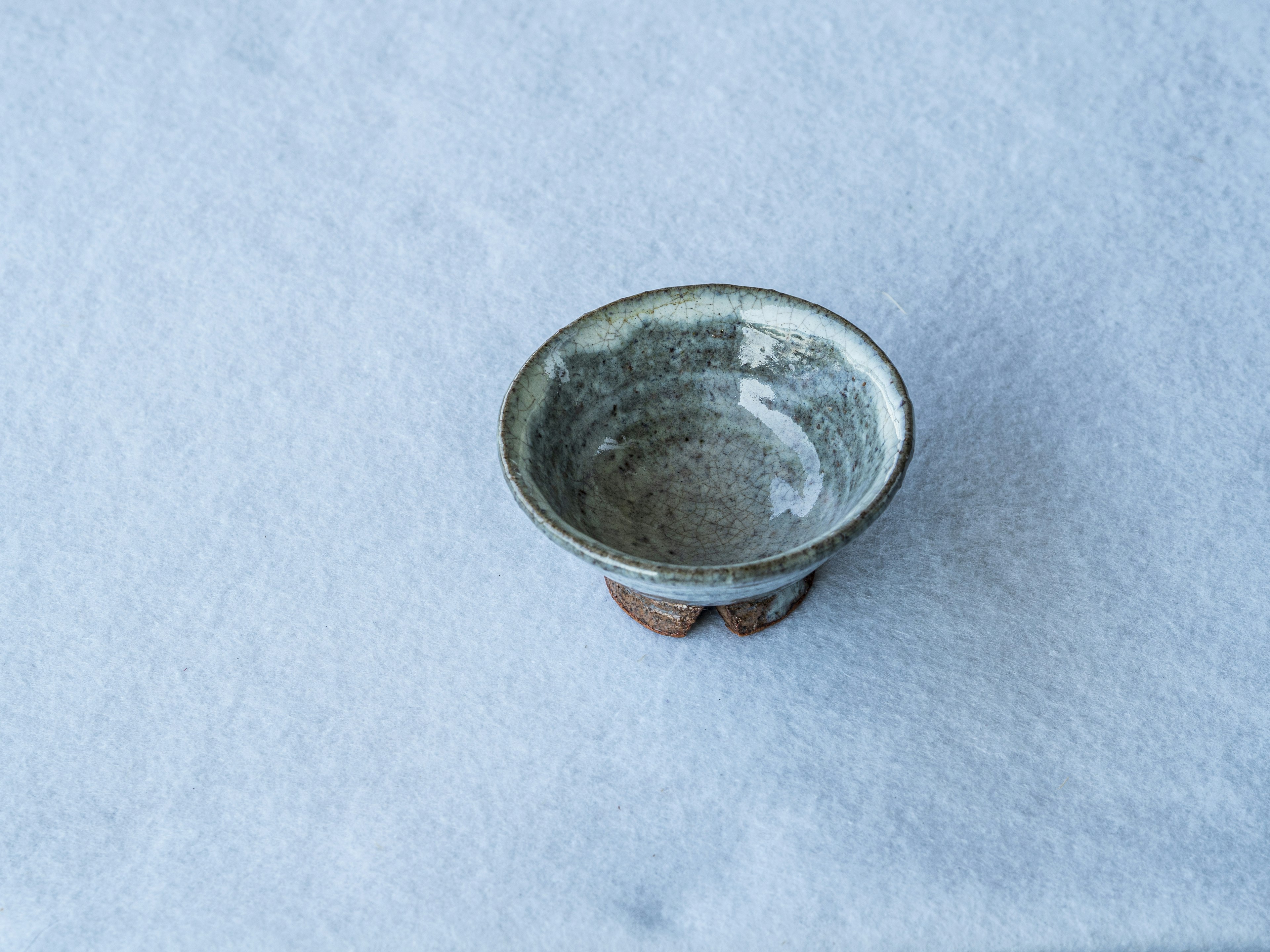 Cuenco de cerámica gris colocado sobre la nieve