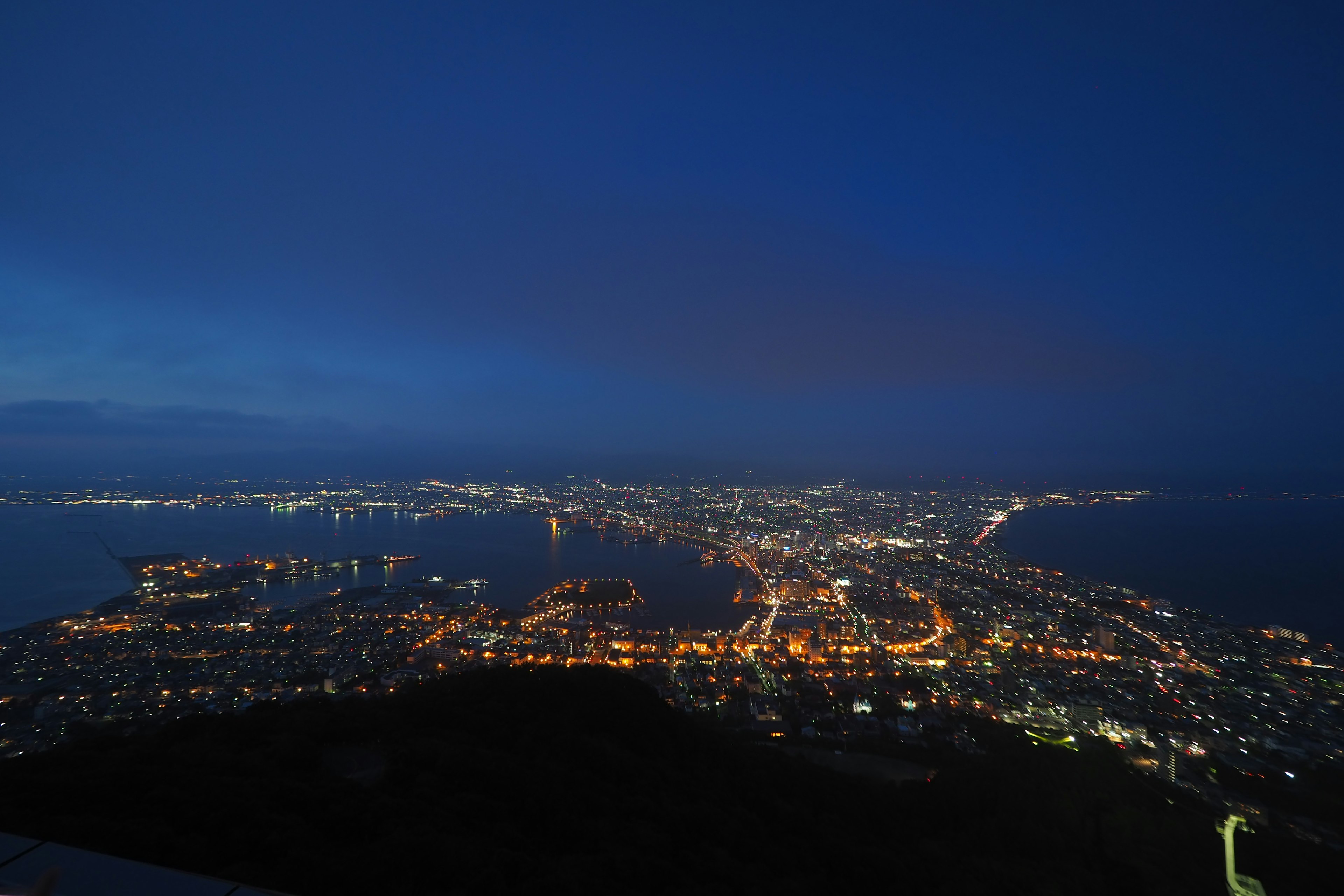 Vue aérienne d'une ville la nuit montrant une mer de lumières