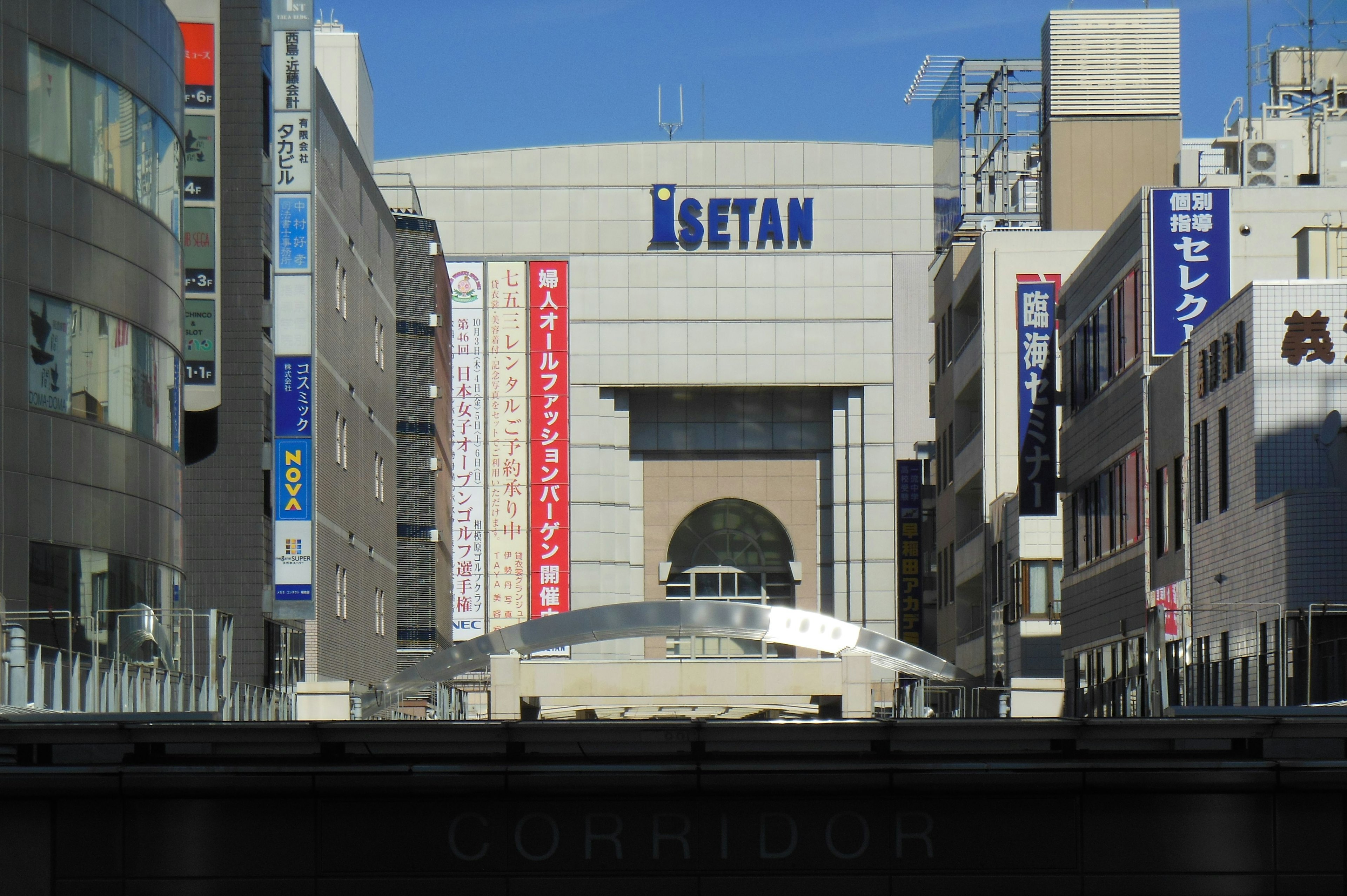 Paisaje urbano con el edificio Isetan