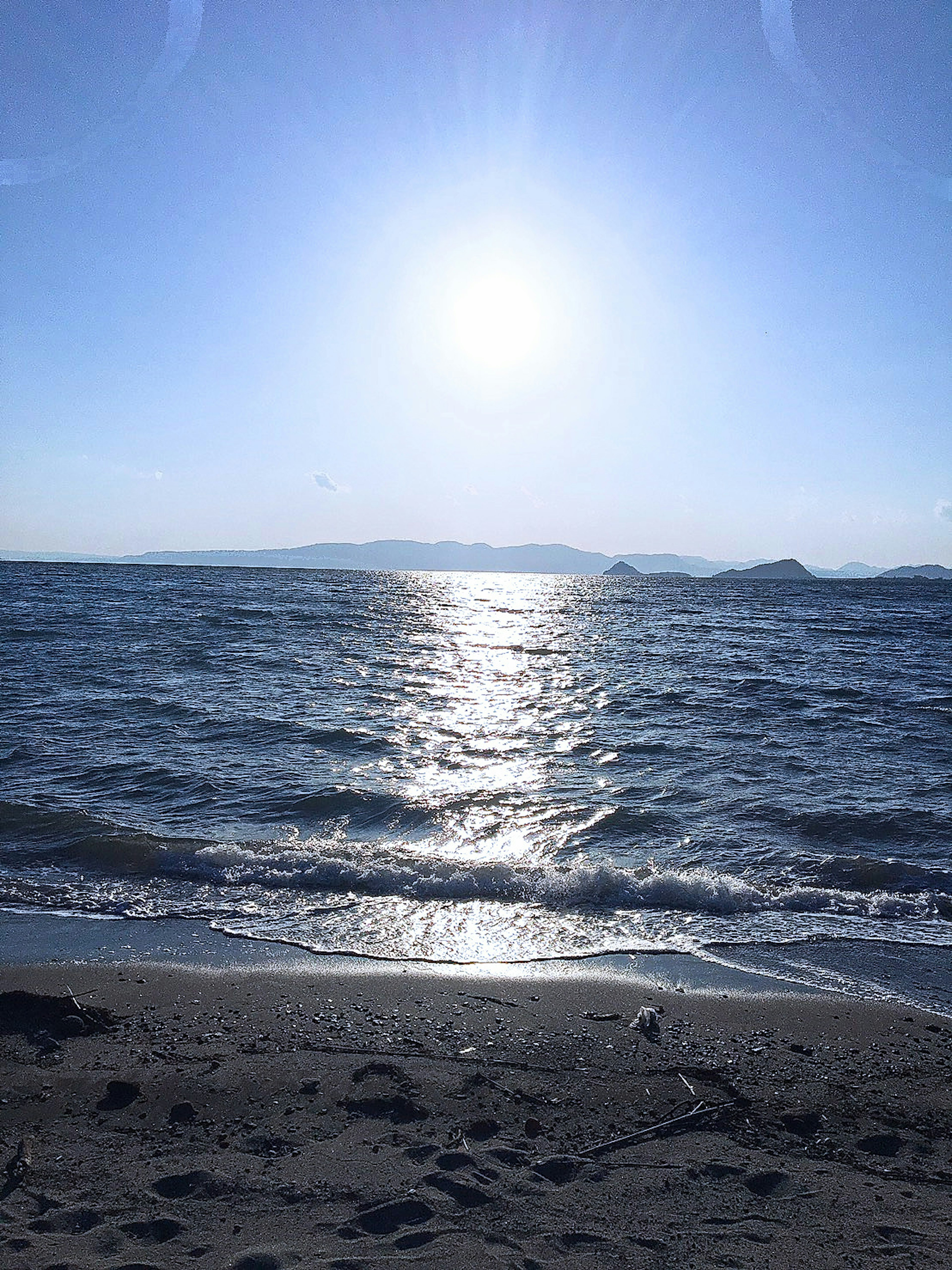 Vue côtière avec la lumière du soleil se reflétant sur la mer