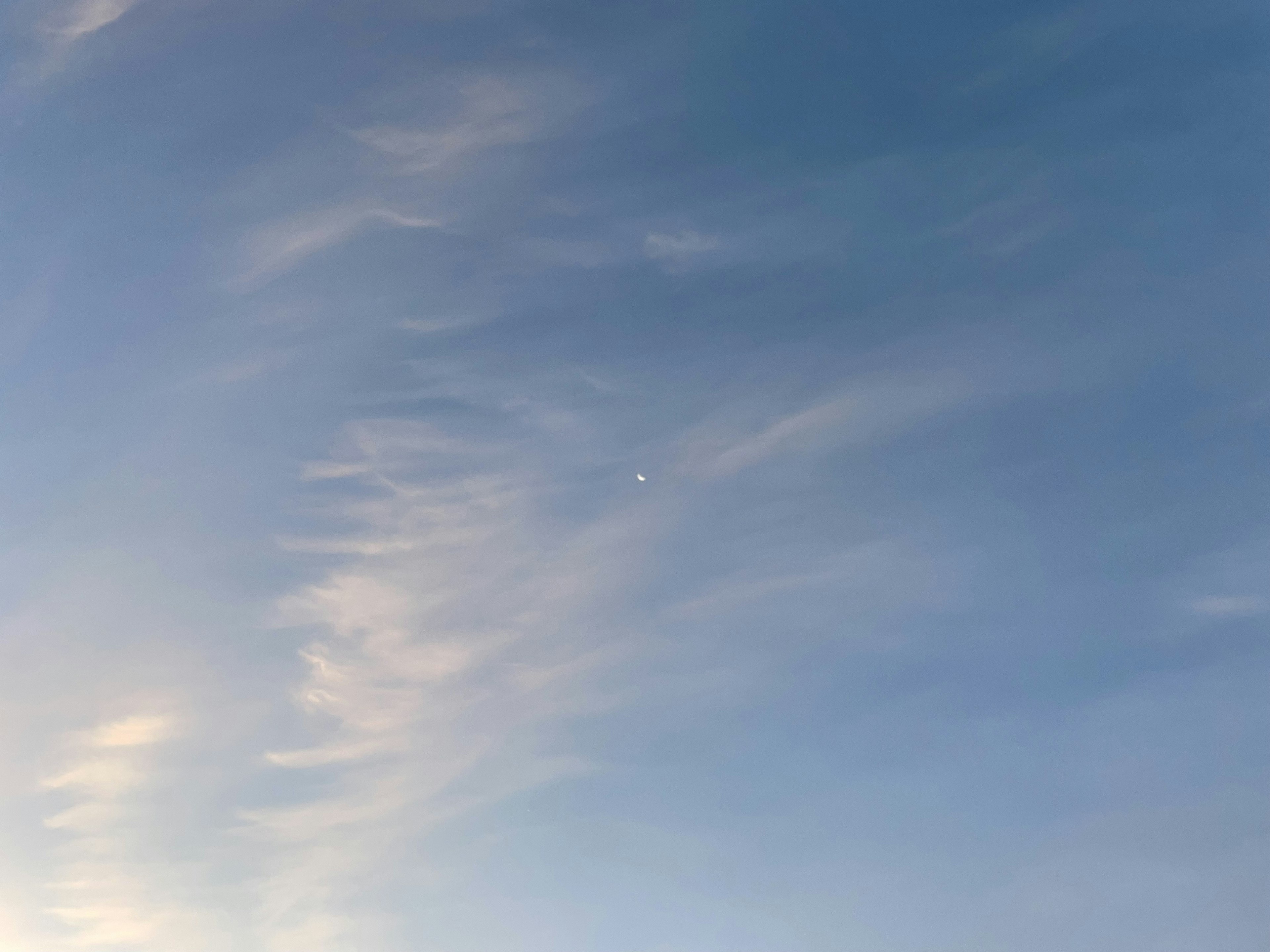 Estrella brillante en un cielo azul con suaves nubes blancas