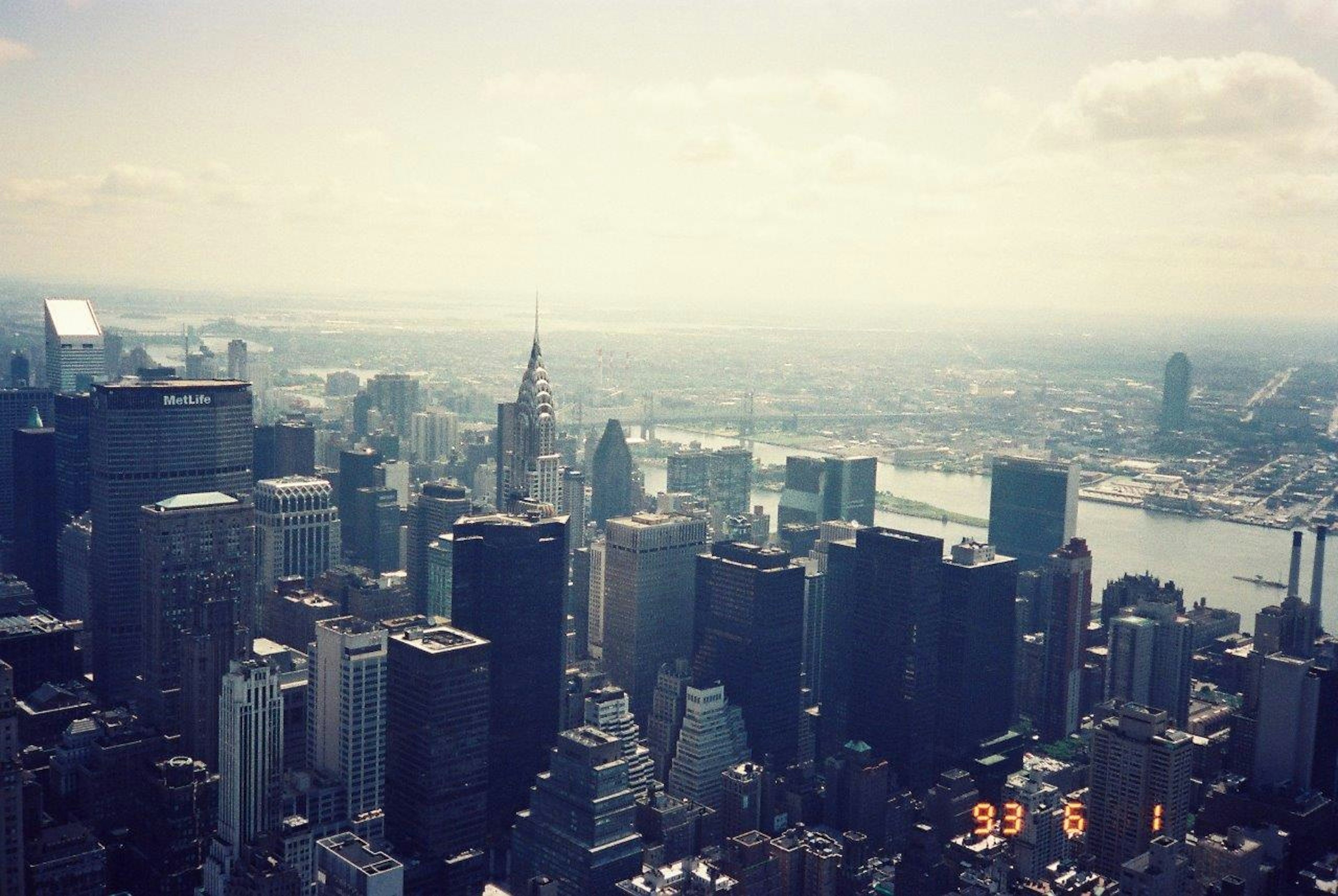 Pemandangan panorama garis langit New York menampilkan Empire State Building