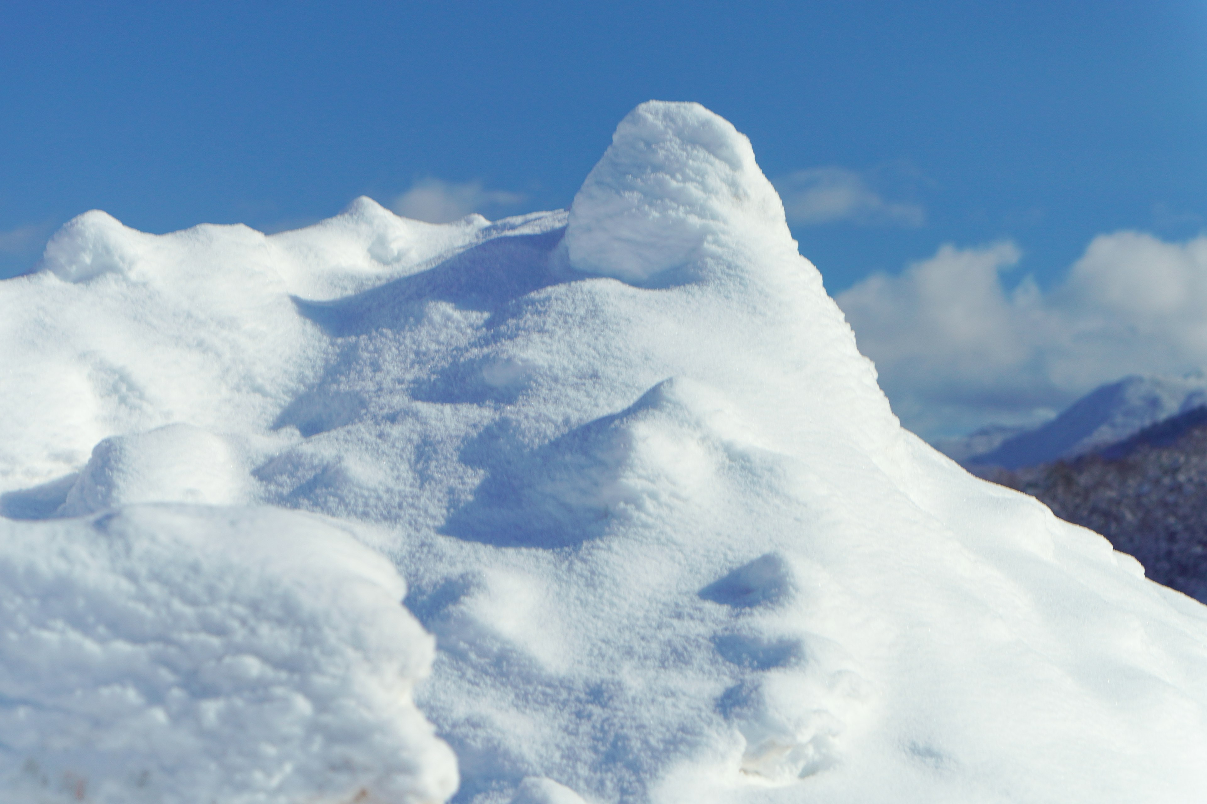 Verschneiter Gipfel vor klarem blauen Himmel