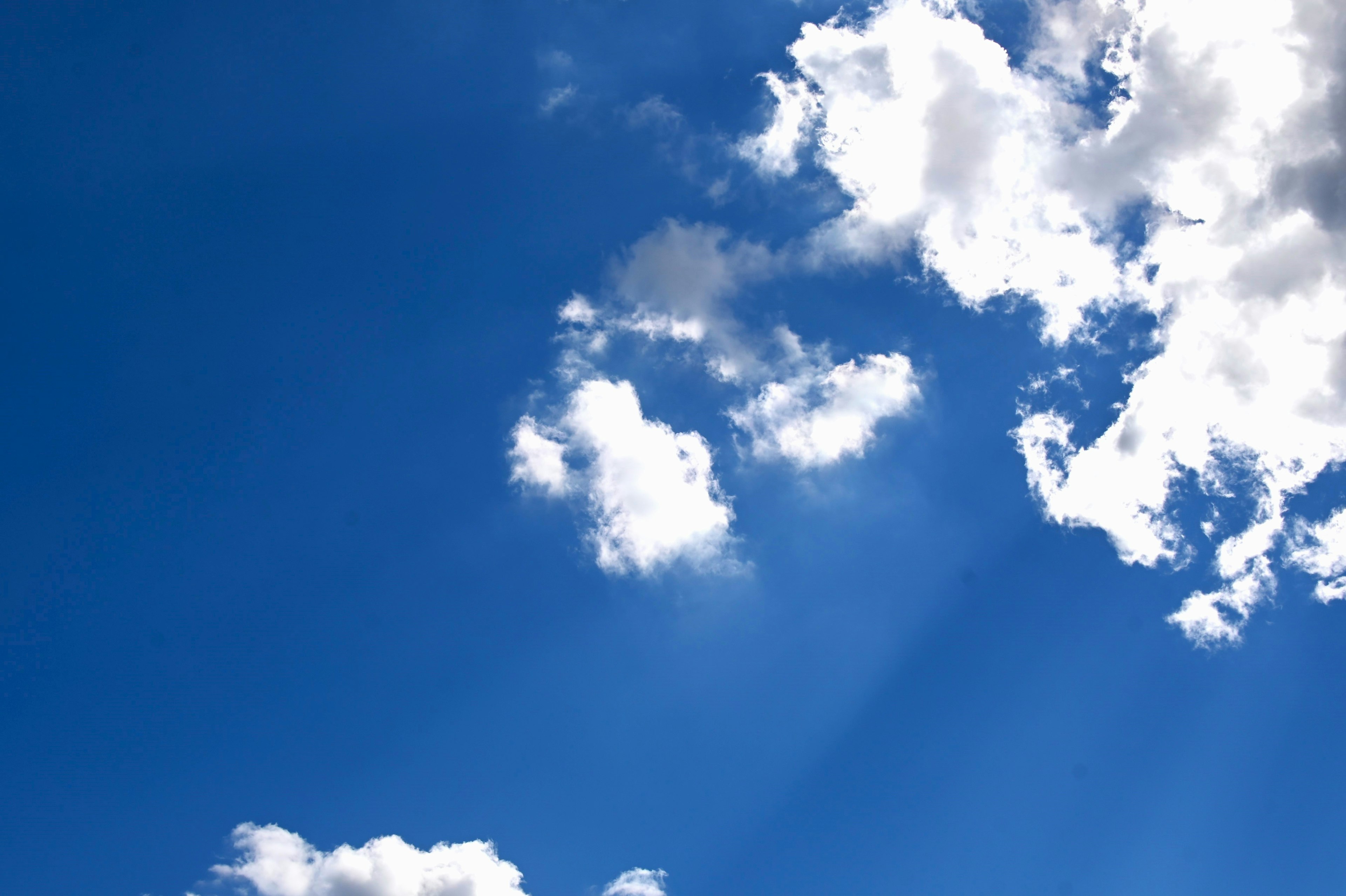 Bella vista del cielo blu con nuvole bianche