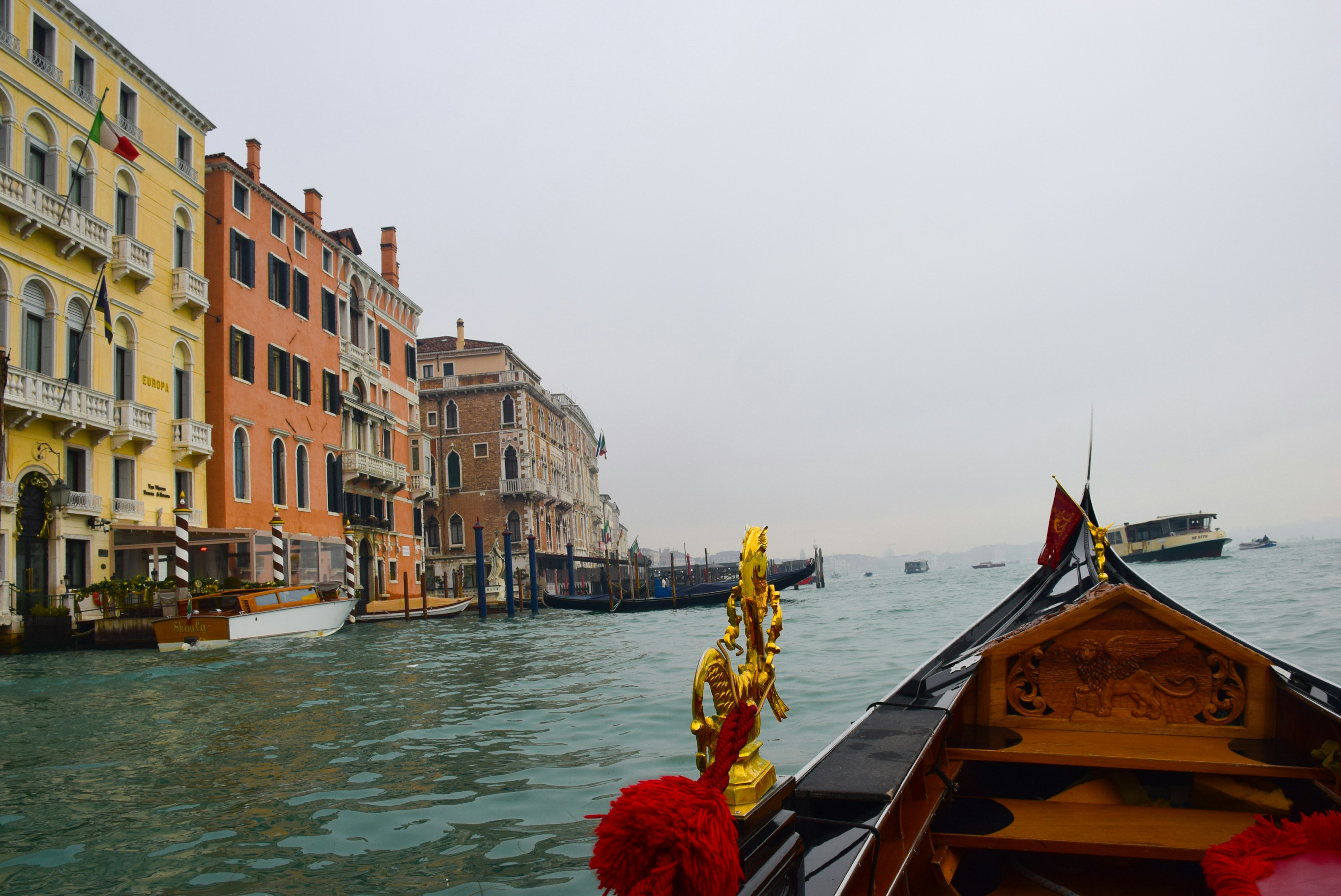 Blick auf den Kanal von Venedig und bunte Gebäude von einer Gondel