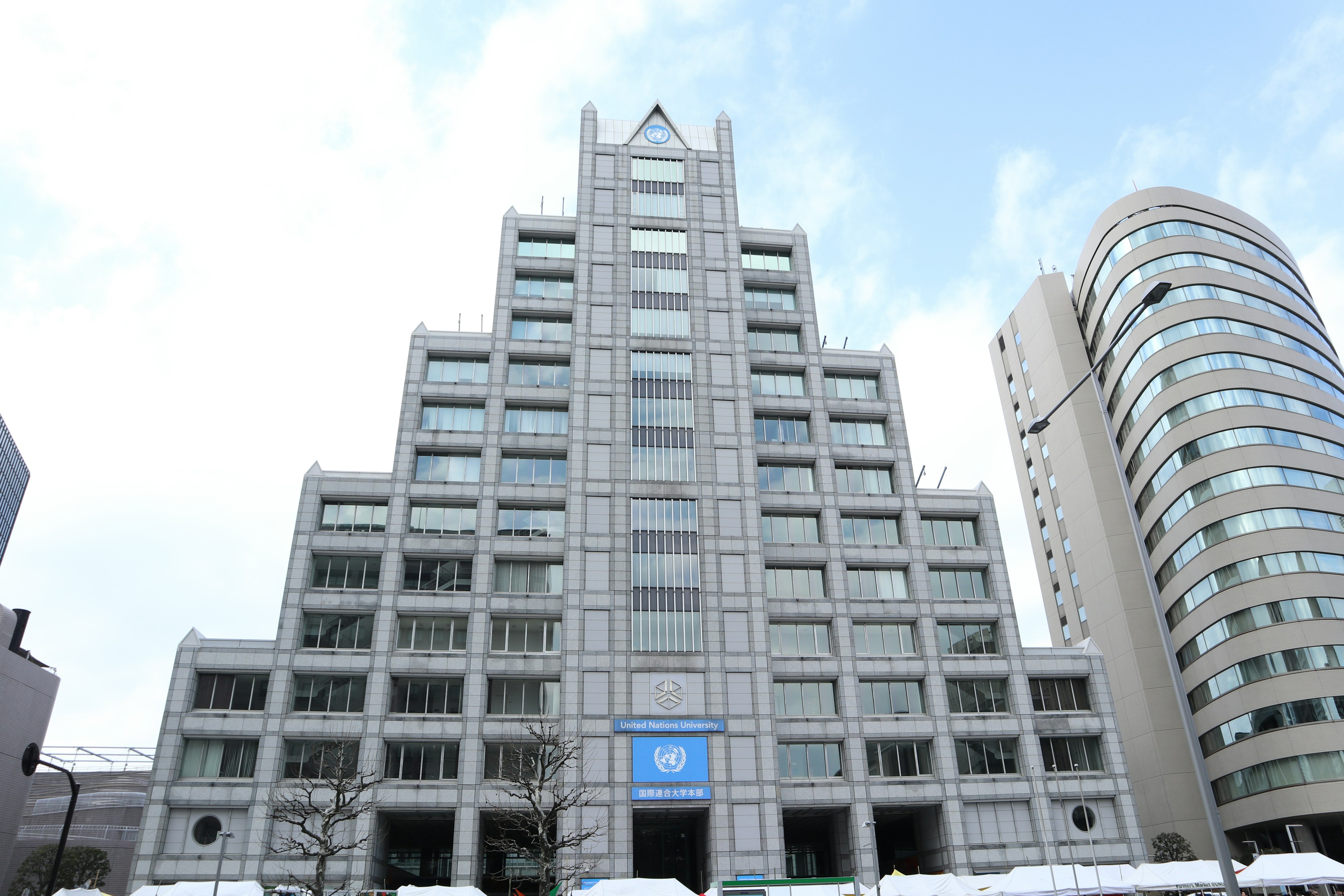 Edificio moderno cubierto de nieve con estructura redonda adyacente