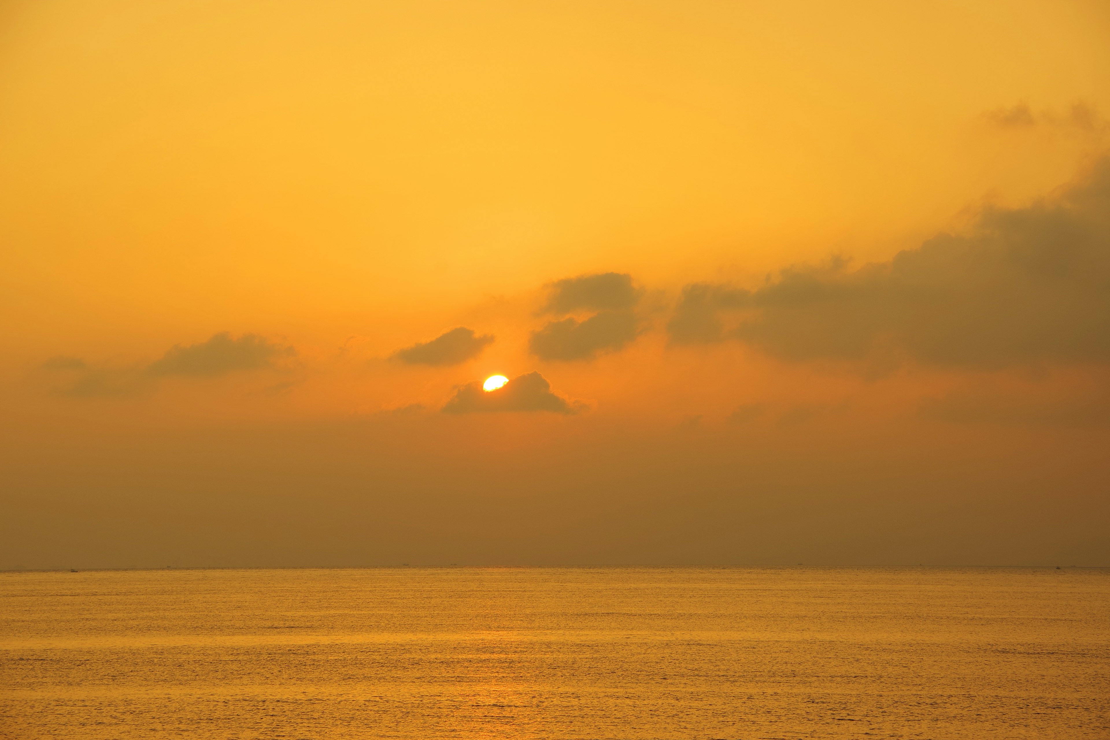 美丽的景观，夕阳在海面上落下