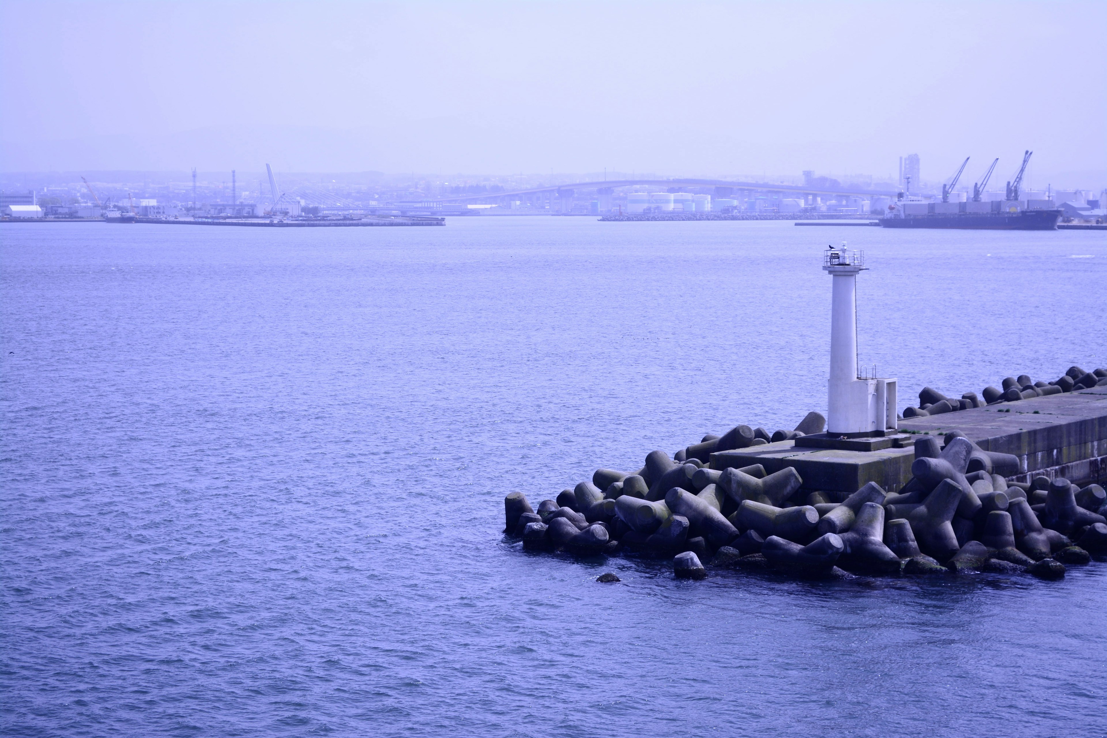 海岸风景有灯塔和宁静的蓝色水面