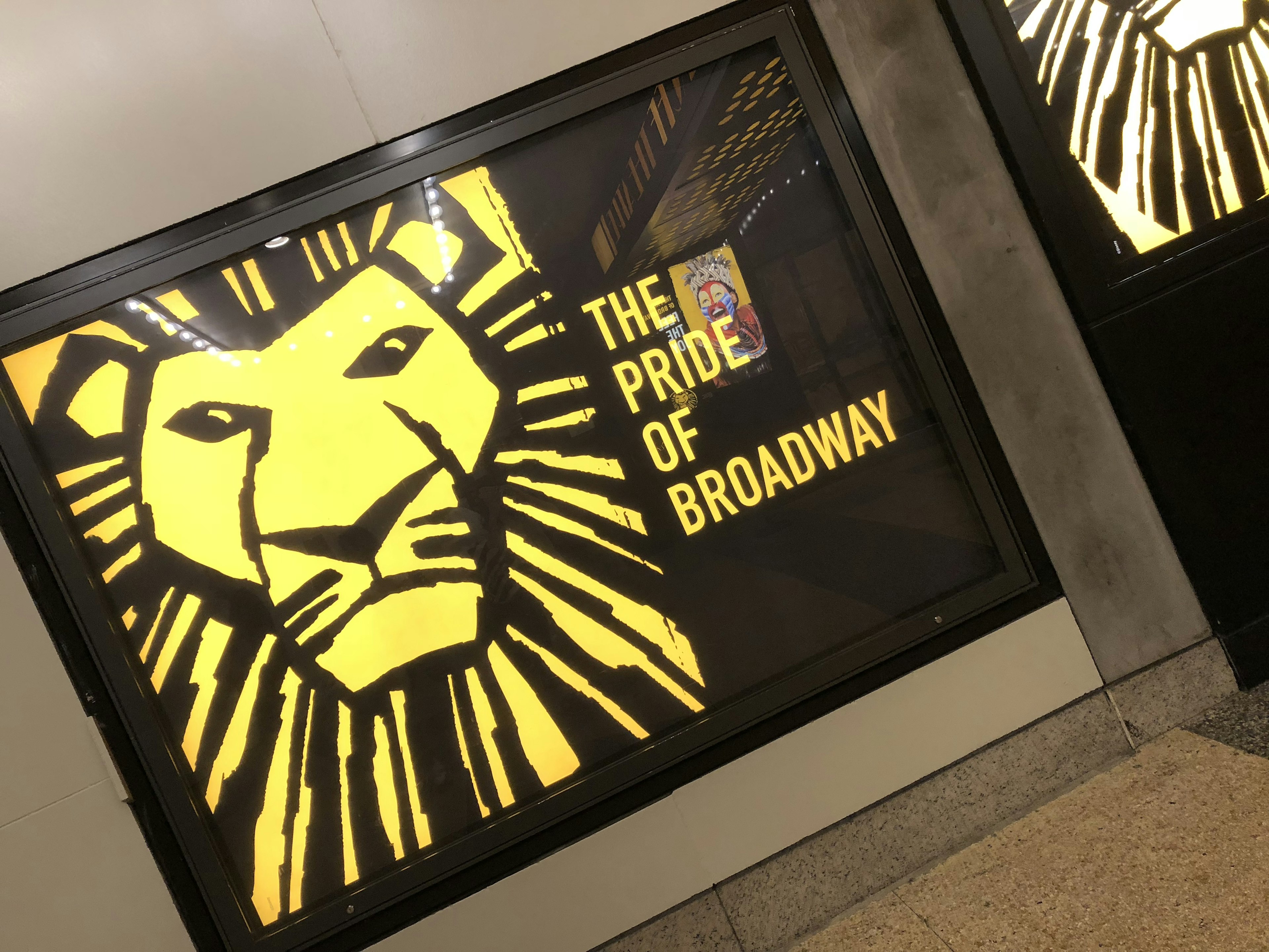 Ilustración de un león que representa El Orgullo de Broadway