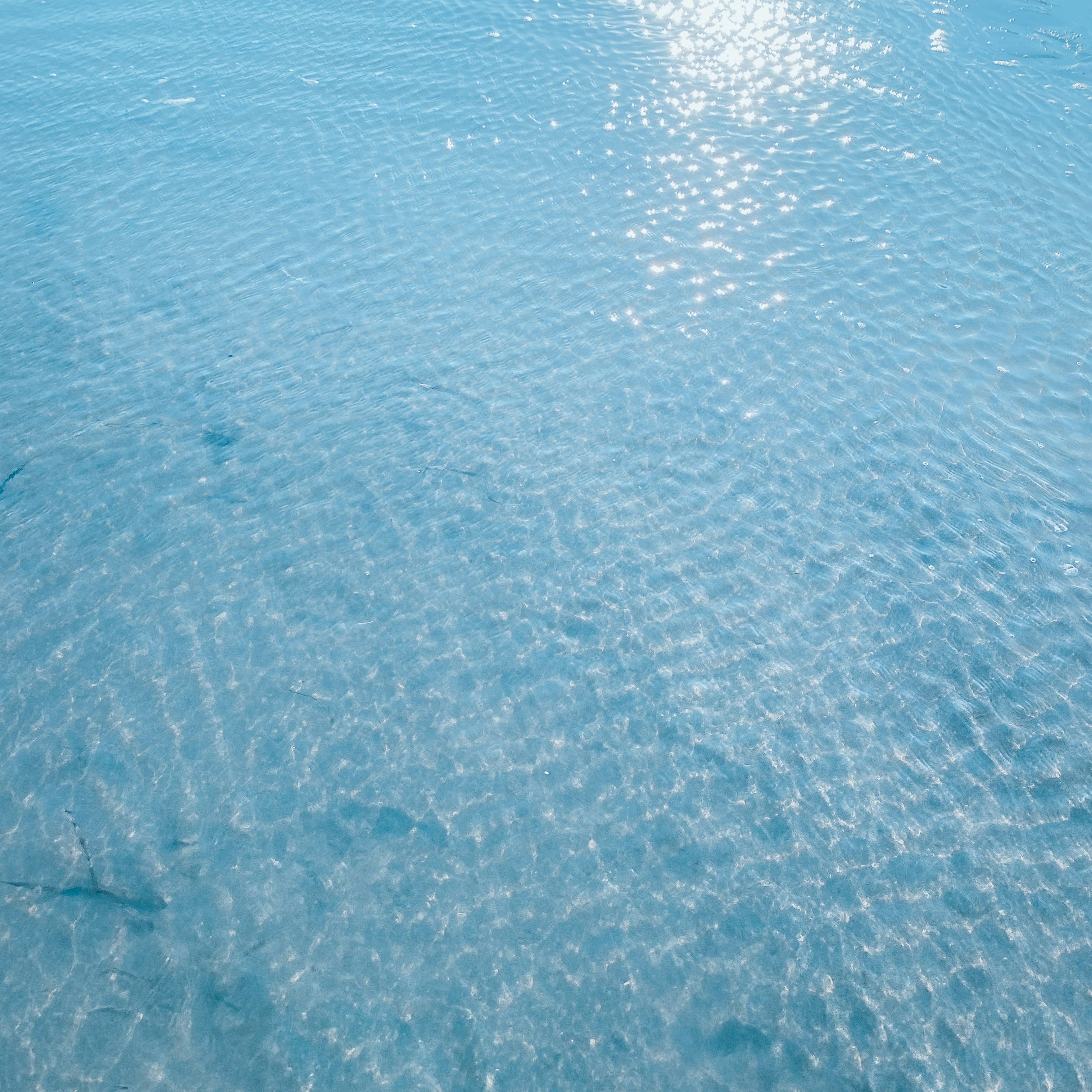 Superficie calma che riflette la luce con bella acqua di mare trasparente