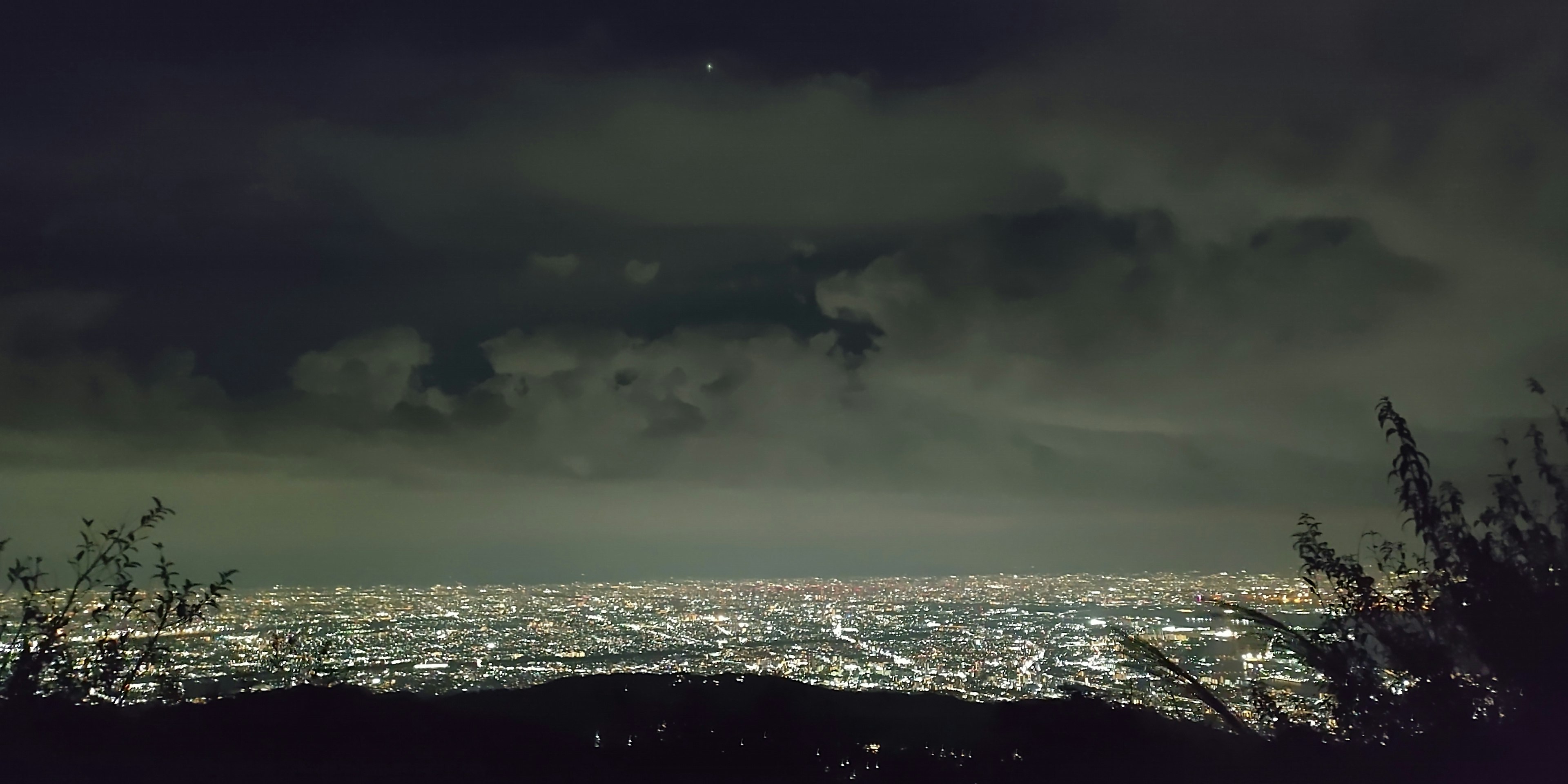 夜晚城市燈光的全景視圖