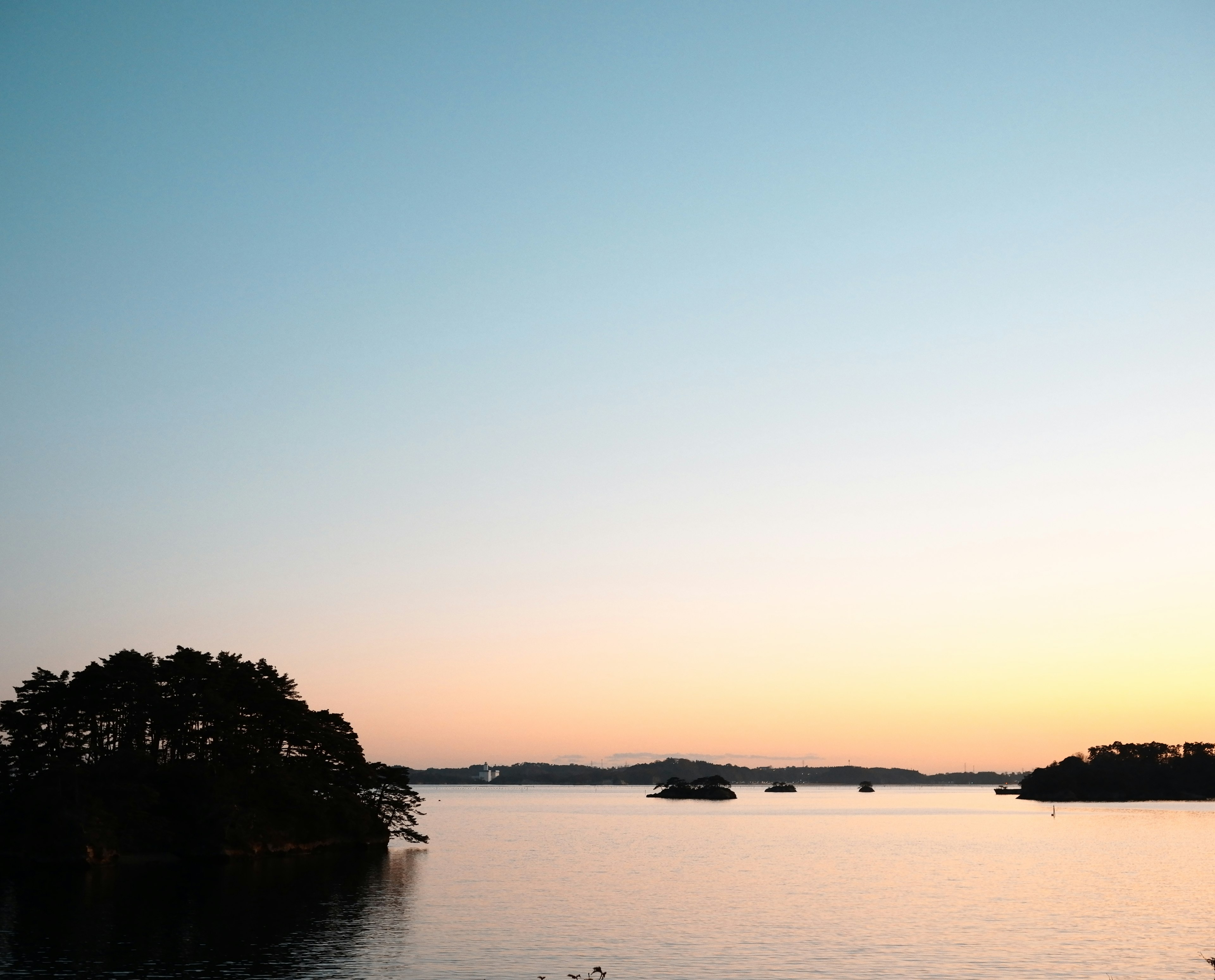 Lac serein avec un ciel dégradé au crépuscule