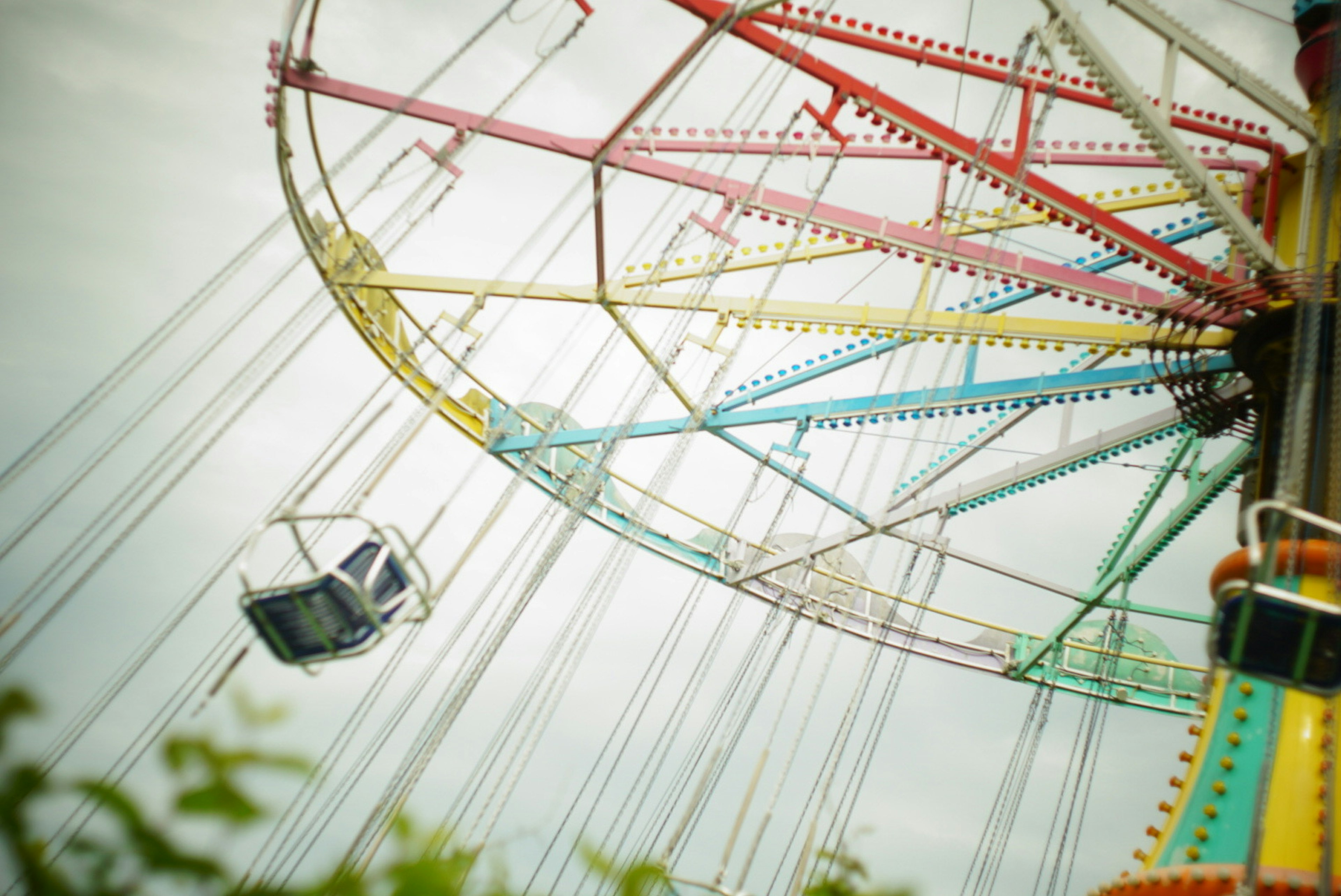 Partie colorée d'une grande roue avec le paysage environnant